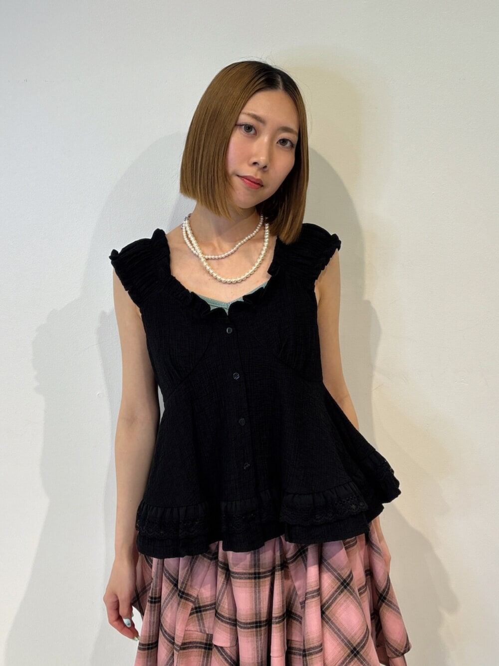 ブラック系のブーツ、ブラック系のシャツ/ブラウス、ピンク系のスカートを着用したレディースの夏コーディネートの5枚目の写真