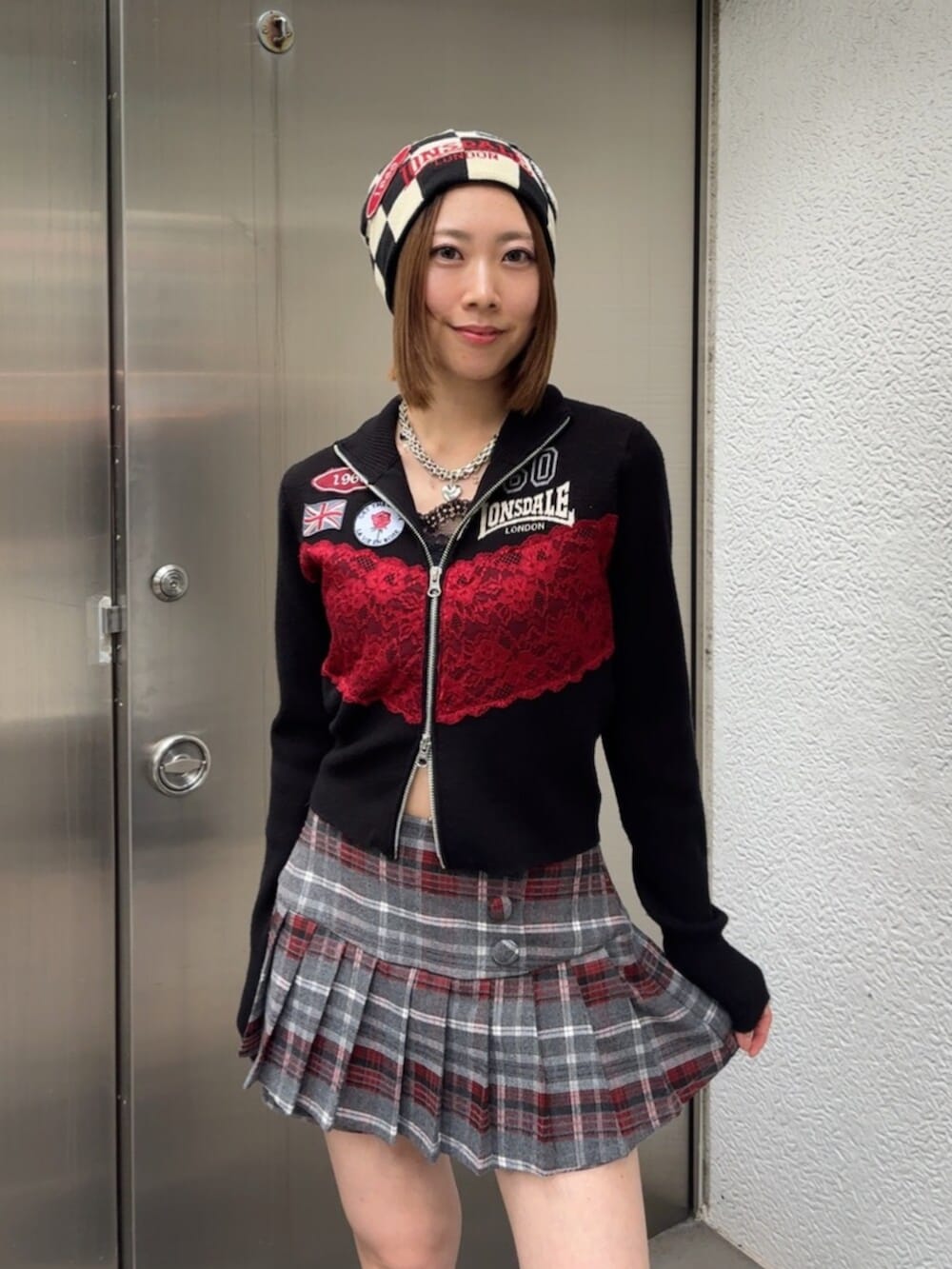 ブラック系のブーツ、グレー系のその他パンツ、ブラック系のカーディガン/ボレロを着用したレディースの秋コーディネートの5枚目の写真