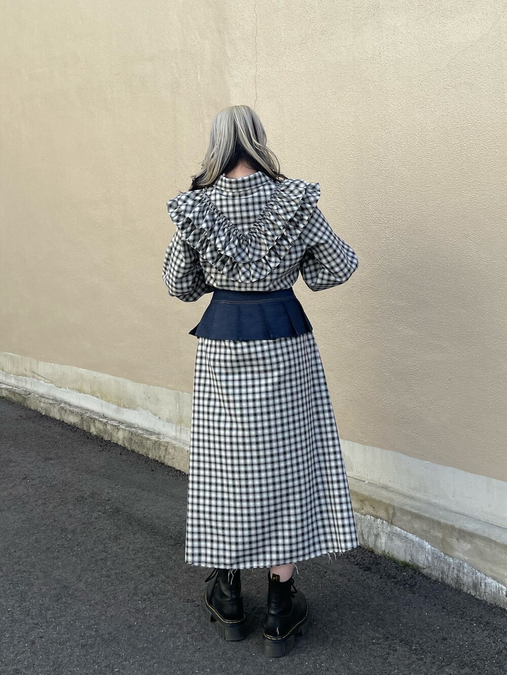 ブラック系のワンピース、ブルー系のベルト、シルバー系のネックレスを着用したレディースの春コーディネートの4枚目の写真