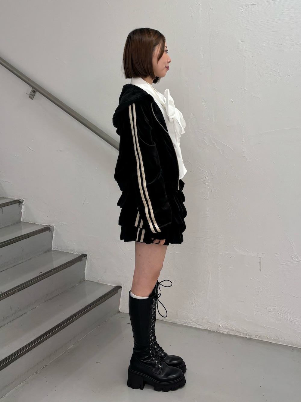 ブラック系のスカート、ブラック系のパーカー、ホワイト系のシャツ/ブラウスを着用したレディースの秋コーディネートの4枚目の写真