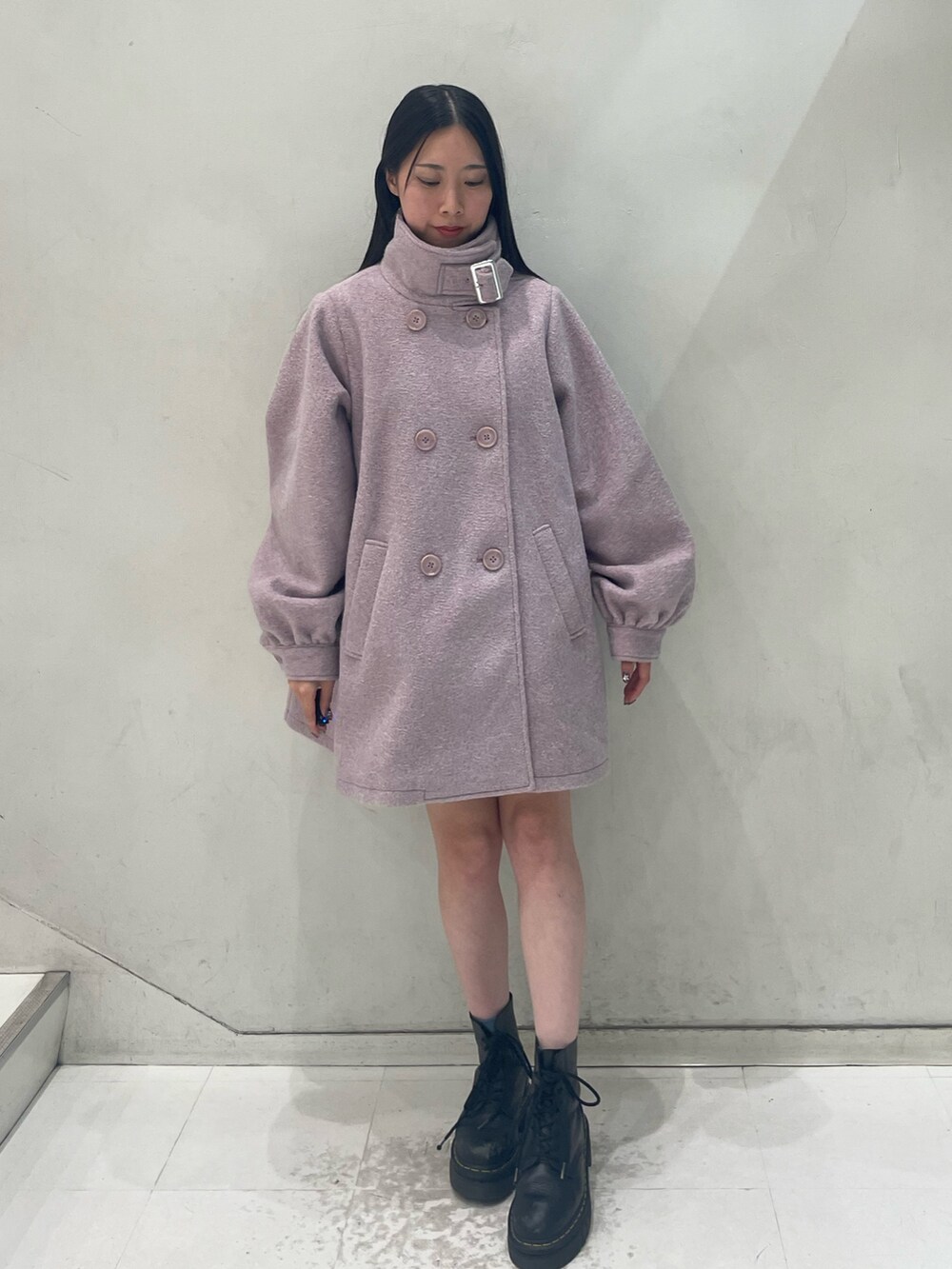 ピンク系のその他アウター、グレー系のワンピース、ブラック系のチョーカーを着用したレディースの秋コーディネートの6枚目の写真