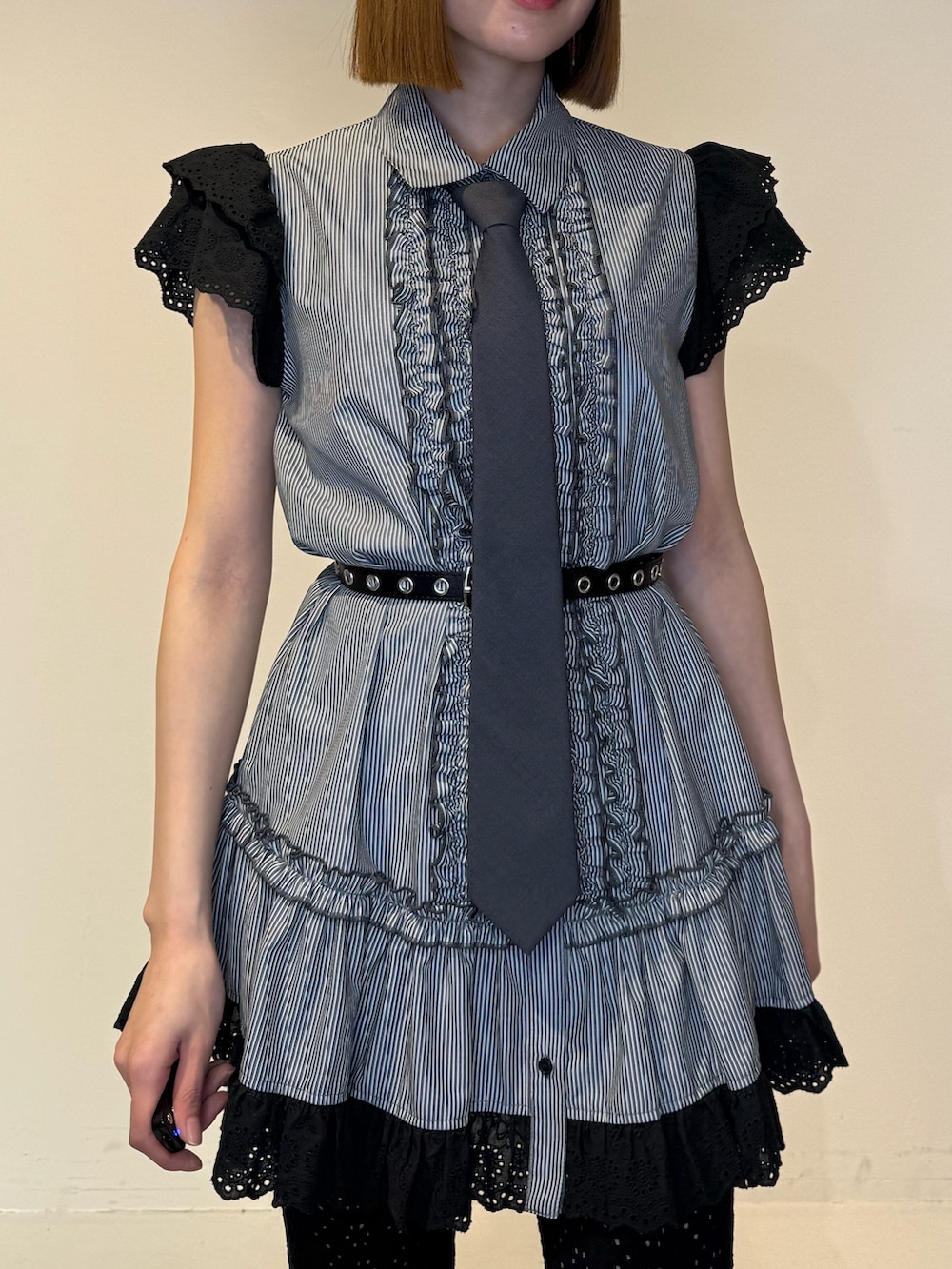 ブラック系のシャツ/ブラウス、グレー系のネクタイ、ブラック系のその他パンツを着用したレディースの春コーディネートの6枚目の写真