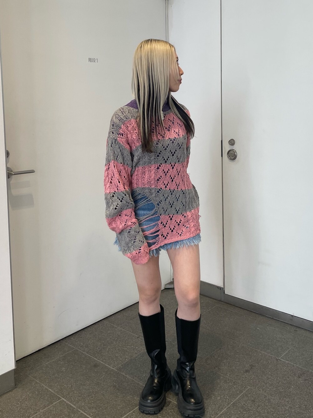 ピンク系のニット/セーター、パープル系のニット/セーター、ブルー系のデニムパンツを着用したレディースの冬コーディネートの2枚目の写真