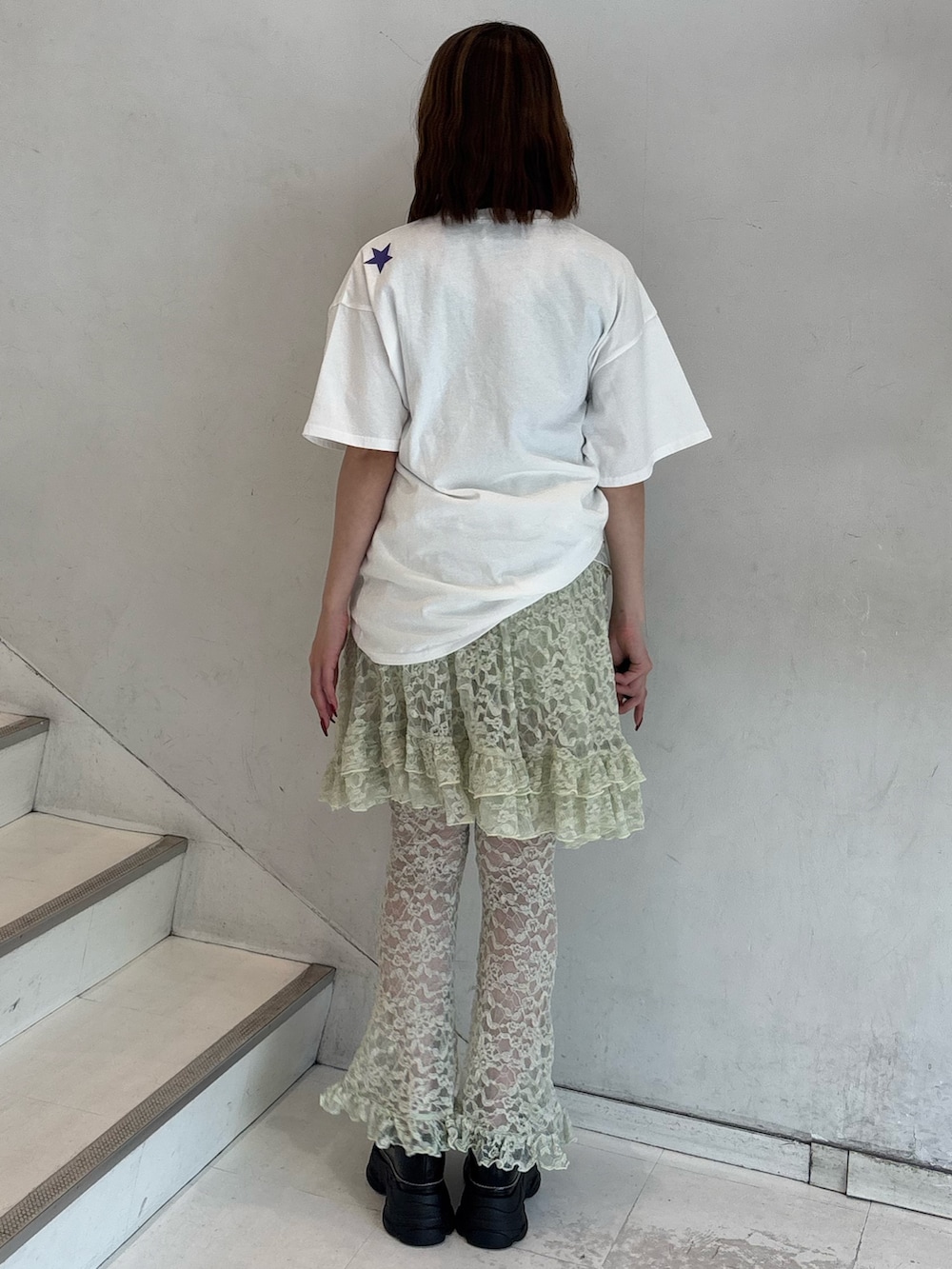 ホワイト系のTシャツ/カットソー、グリーン系のその他パンツ、ブラック系のスニーカーを着用したレディースの冬コーディネートの4枚目の写真