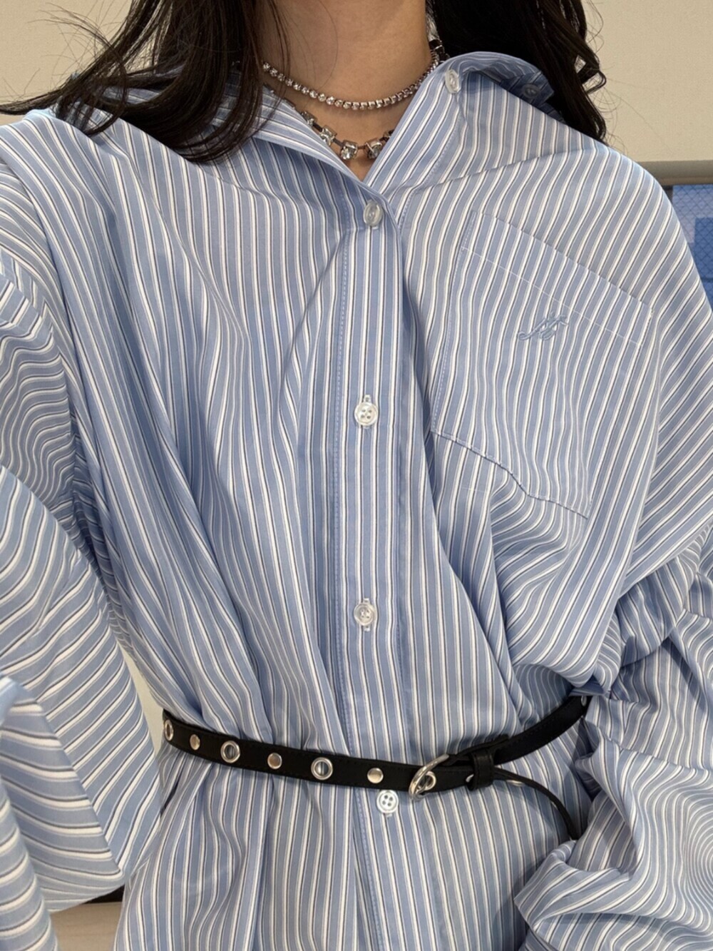 ブラック系のスカート、ブルー系のシャツ/ブラウス、ブラック系のパンプスを着用したレディースの冬コーディネートの8枚目の写真