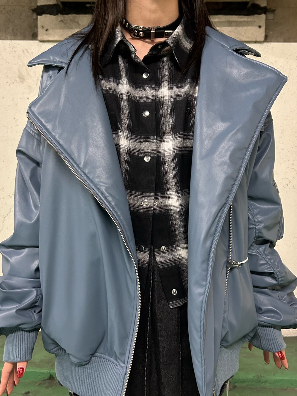 ブラック系のその他パンツ、ブルー系のブルゾン、ブラック系のシャツ/ブラウスを着用したレディースの秋コーディネートの8枚目の写真