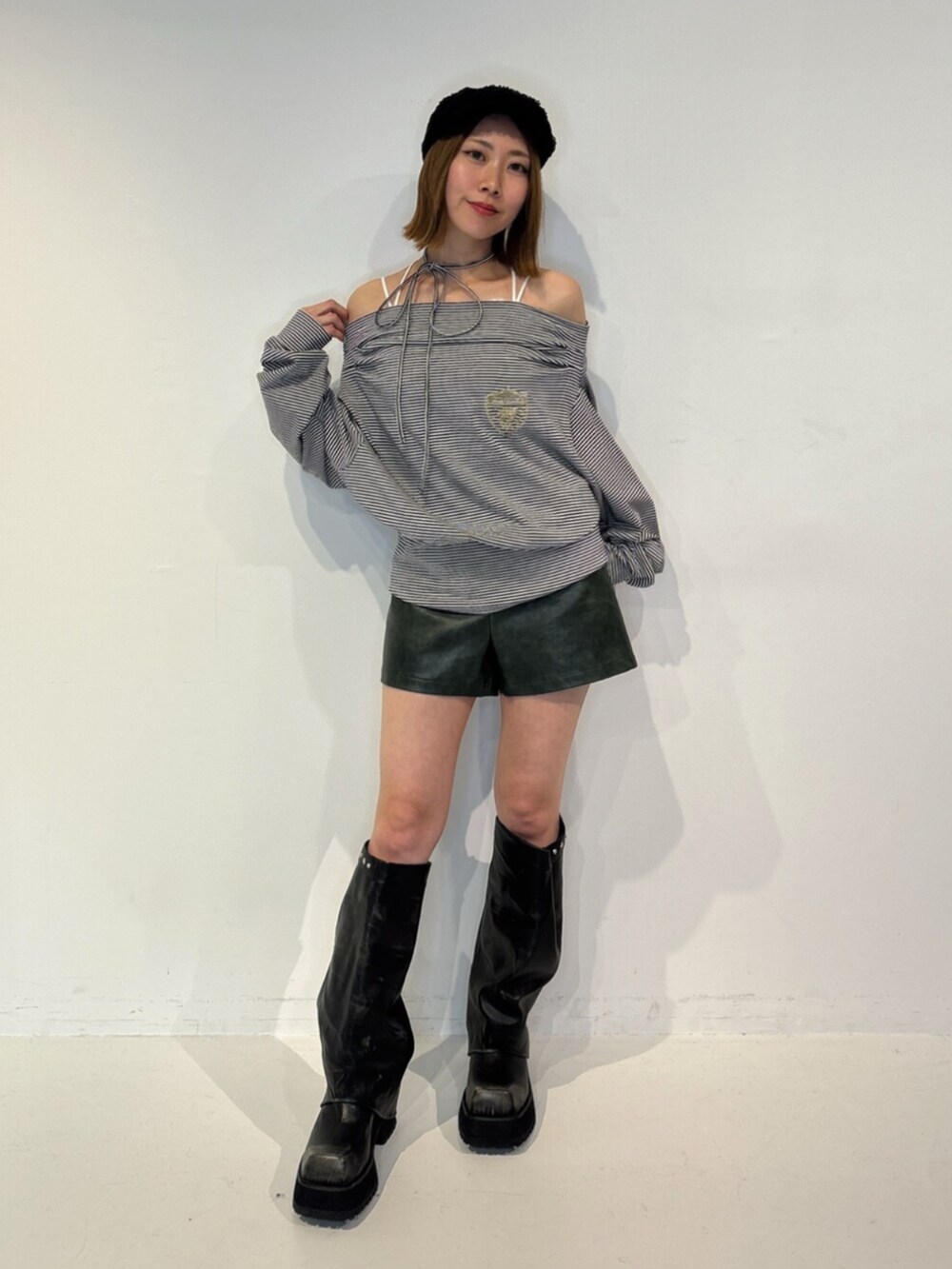 ブラック系のブーツ、ブラック系のTシャツ/カットソー、ブラック系のその他パンツを着用したレディースの夏コーディネートの2枚目の写真