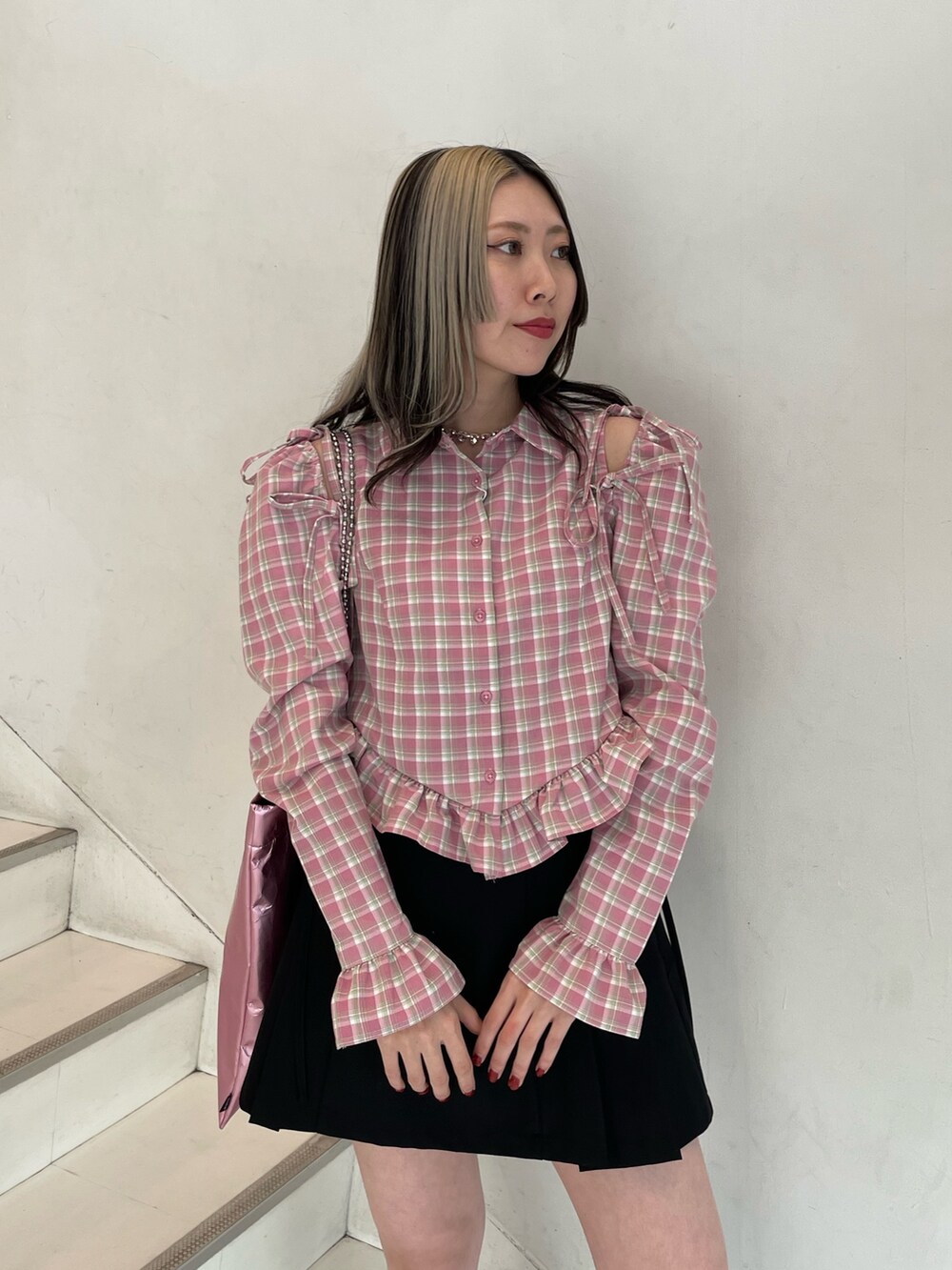 ブラック系のスカート、ピンク系のシャツ/ブラウス、ピンク系のトートバッグを着用したレディースの冬コーディネートの6枚目の写真