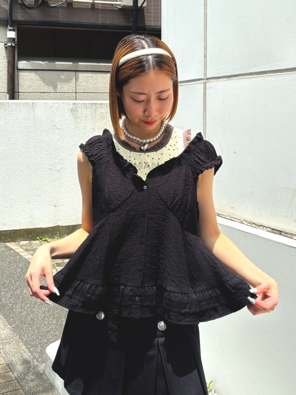 ブラック系のサンダル、ブラック系のシャツ/ブラウス、ブラック系のスカートを着用したレディースの夏コーディネートの5枚目の写真