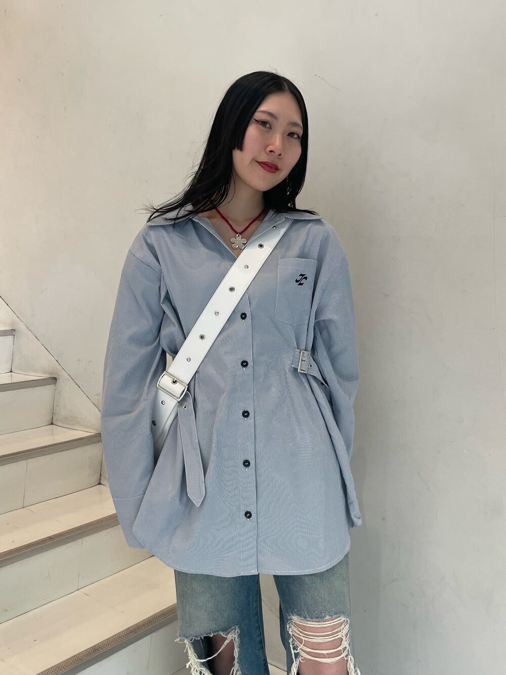 ブルー系のシャツ/ブラウス、シルバー系のショルダーバッグ、ブルー系のデニムパンツを着用したレディースの春コーディネートの5枚目の写真