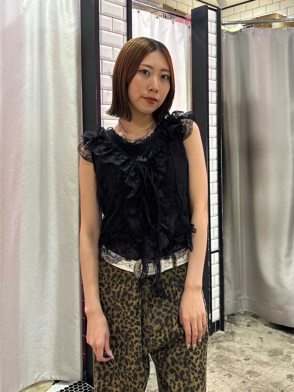 ブラウン系のその他パンツ、ブラック系のベスト、ブラック系のタンクトップを着用したレディースの夏コーディネートの5枚目の写真