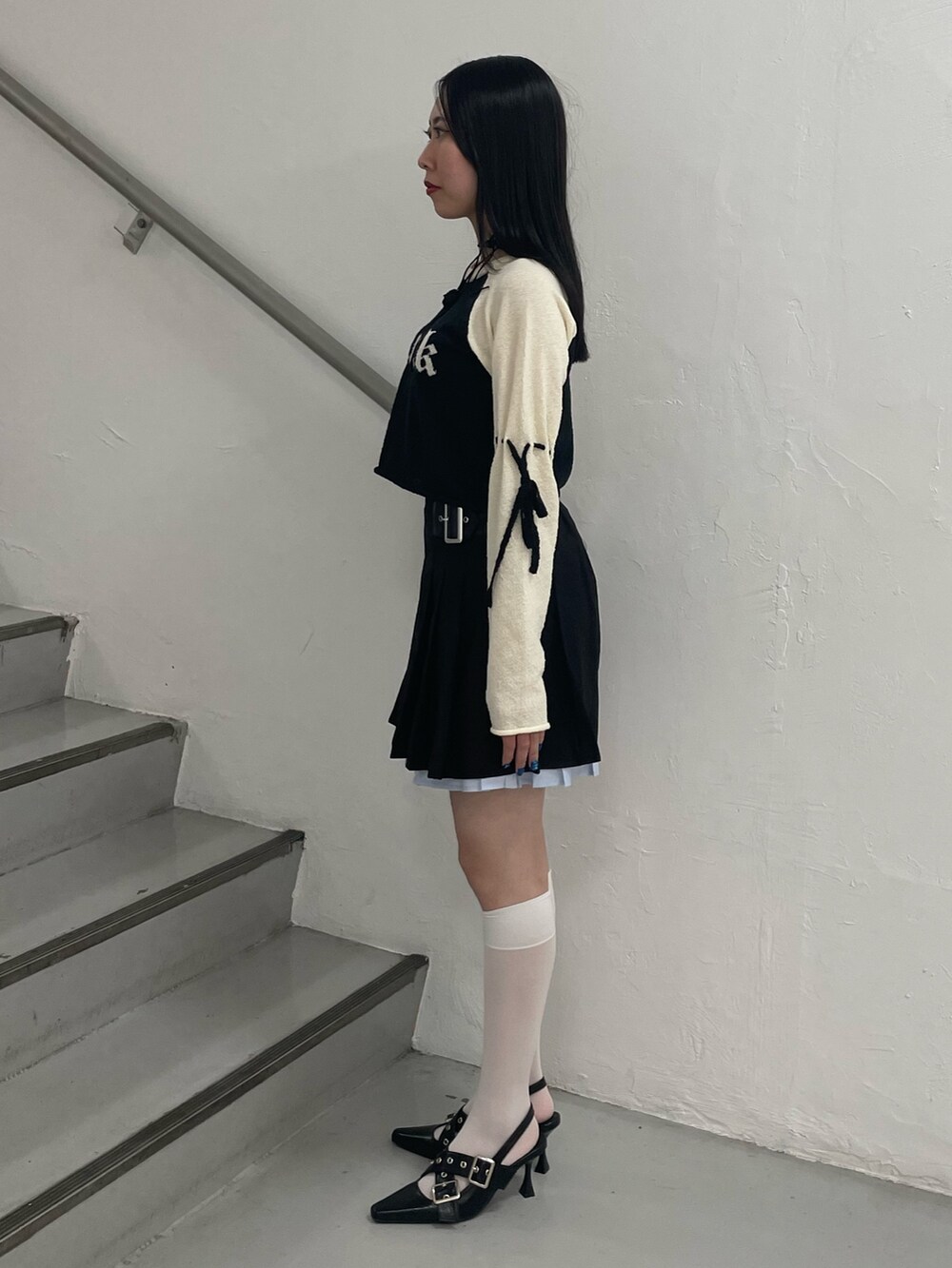 ブラック系のスカート、ブラック系のパンプス、ブラック系のニット/セーターを着用したレディースの夏コーディネートの3枚目の写真