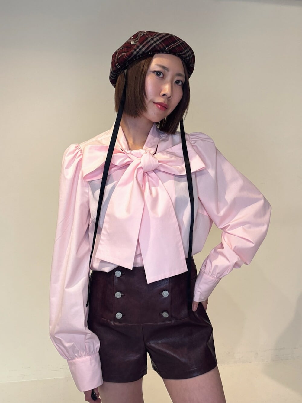 レッド系のその他パンツ、ピンク系のシャツ/ブラウス、レッド系のハンチング/ベレー帽を着用したレディースの夏コーディネートの5枚目の写真