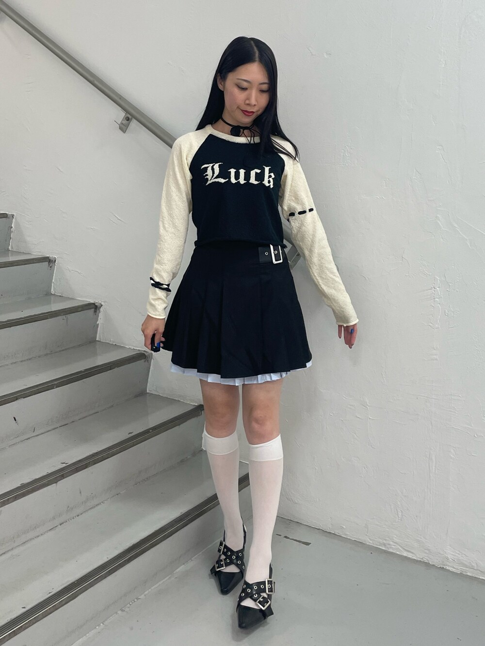 ブラック系のスカート、ブラック系のパンプス、ブラック系のニット/セーターを着用したレディースの夏コーディネートの2枚目の写真