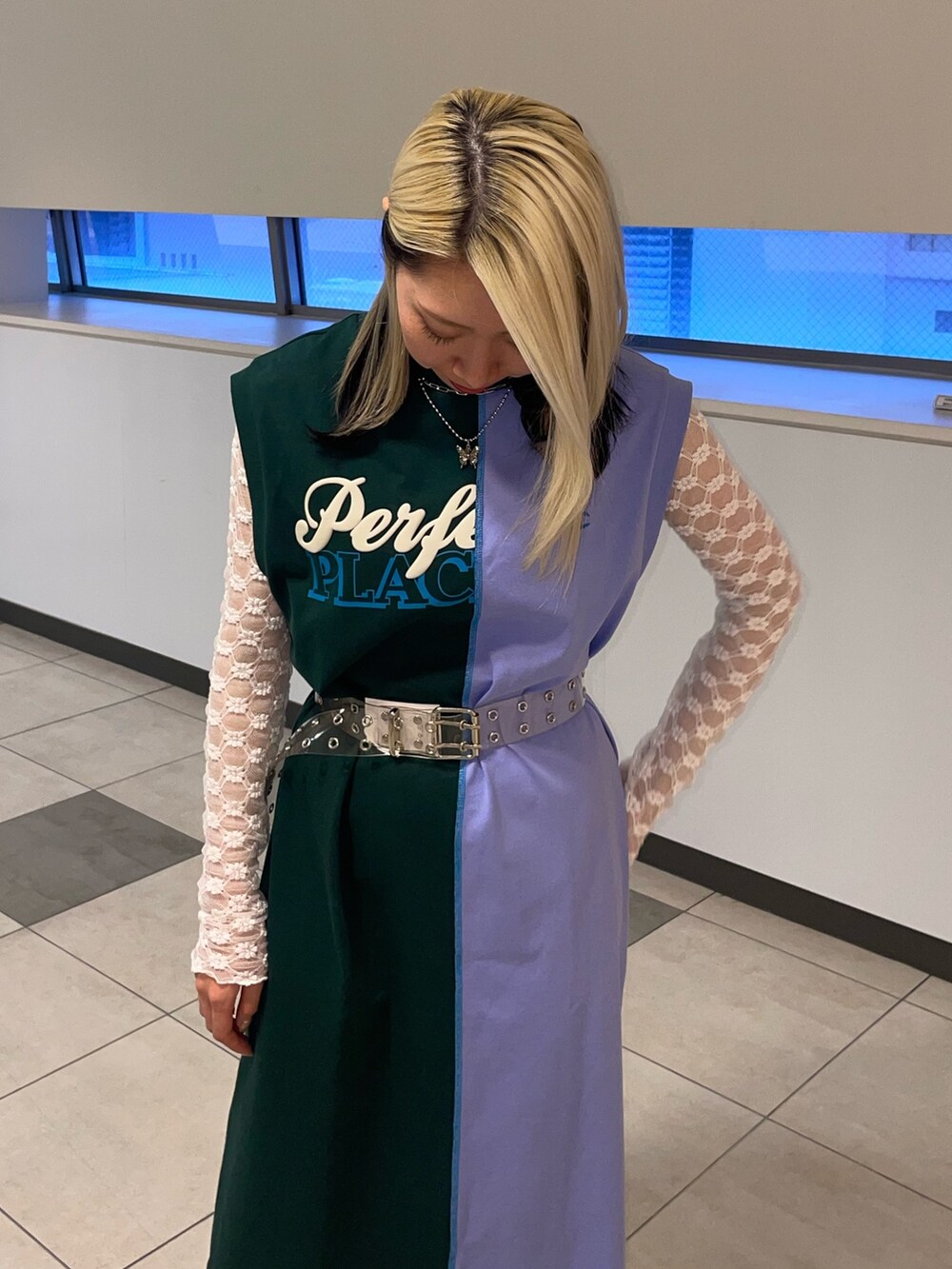 グリーン系のワンピース、ホワイト系のTシャツ/カットソー、その他のベルトを着用したレディースの夏コーディネートの5枚目の写真