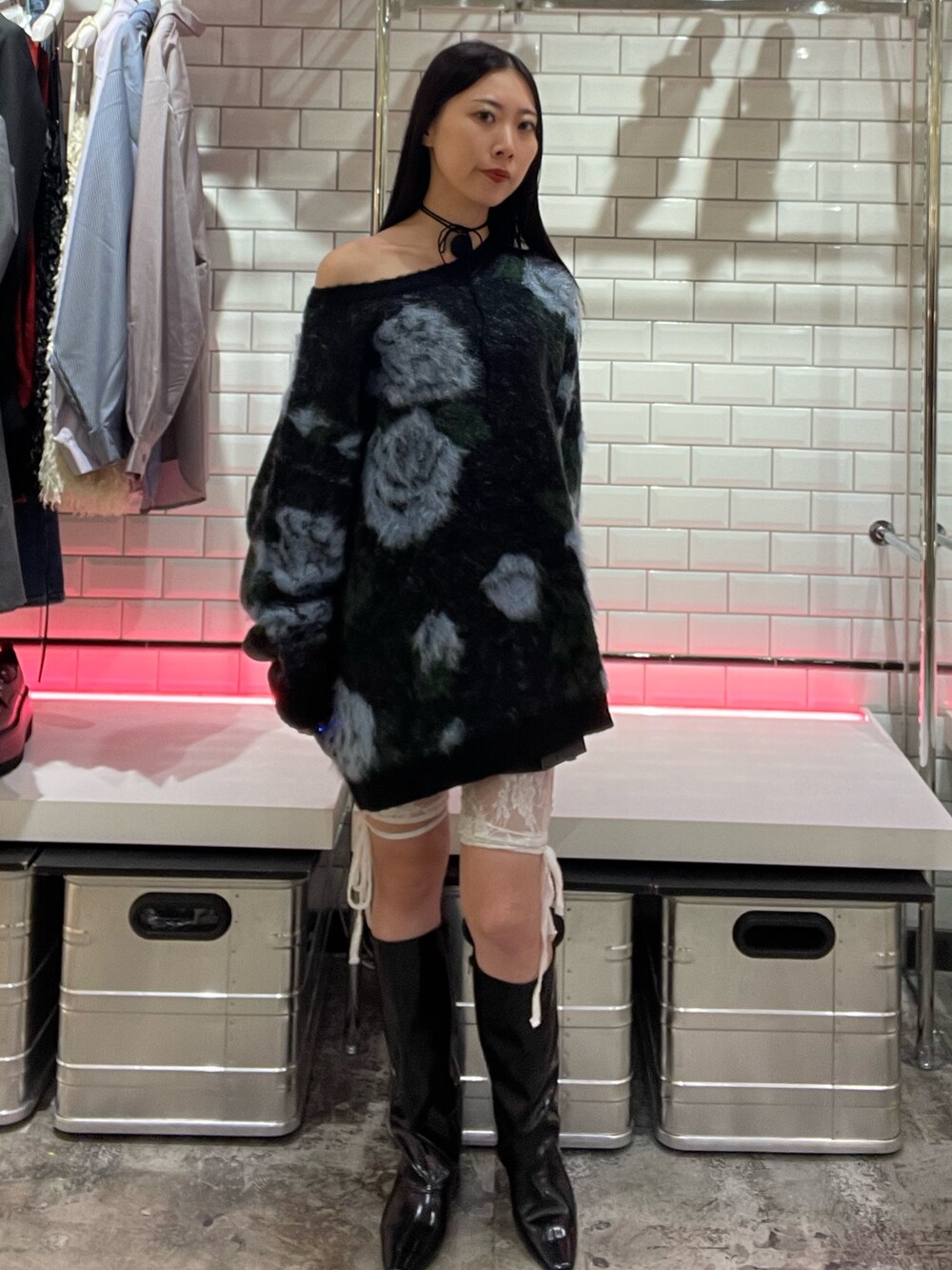 ブラック系のニット/セーター、ホワイト系のその他パンツ、ブラック系のブーツを着用したレディースの秋コーディネートの2枚目の写真