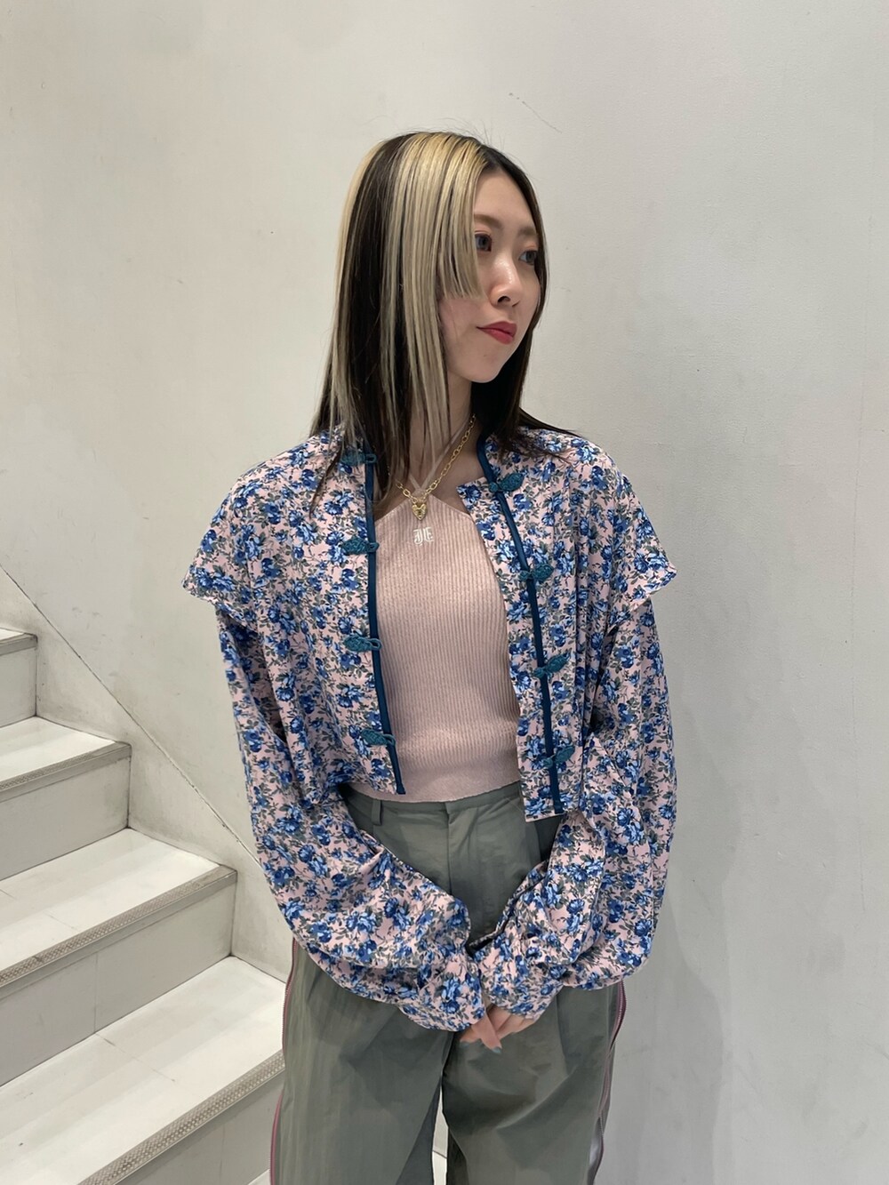 ピンク系のシャツ/ブラウス、ピンク系のアンサンブル、グレー系のその他パンツを着用したレディースの春コーディネートの4枚目の写真