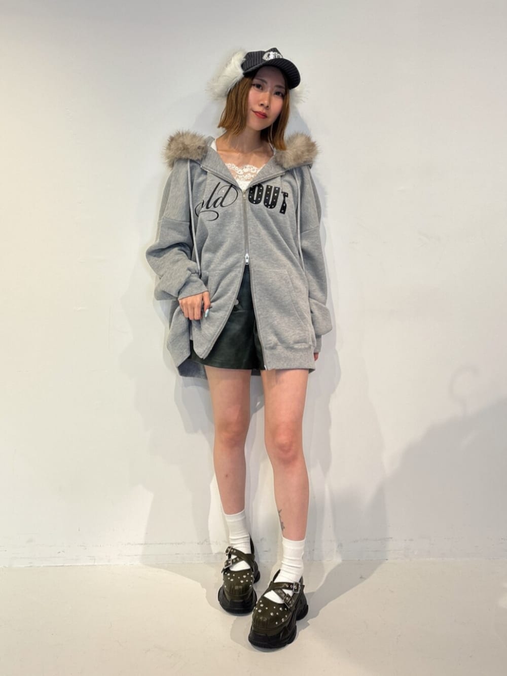 ブラック系のサンダル、グレー系のTシャツ/カットソー、グリーン系のその他パンツを着用したレディースの夏コーディネートの6枚目の写真