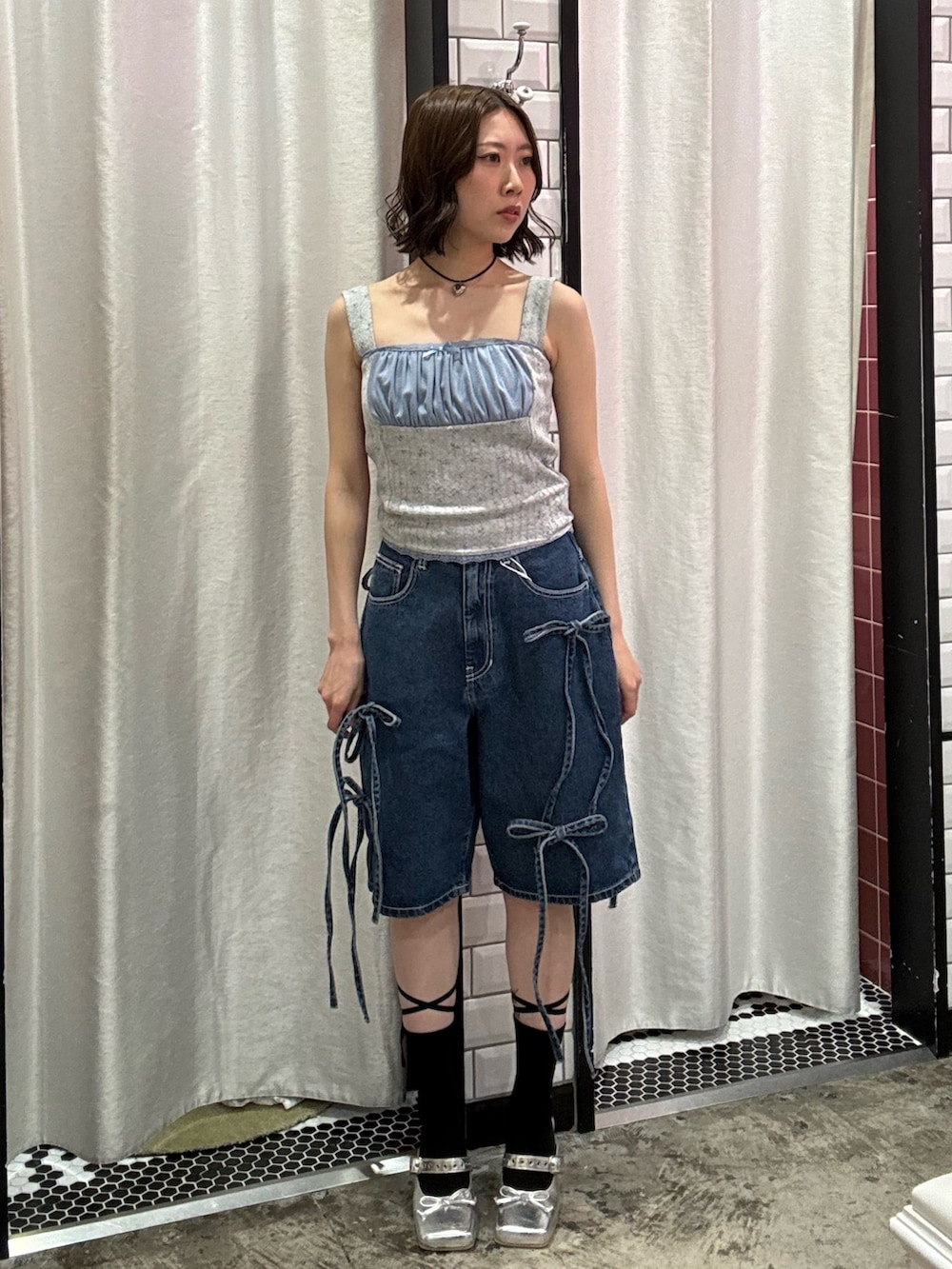 ブルー系のデニムパンツ、グレー系のキャミソール、シルバー系のパンプスを着用したレディースの春コーディネートの2枚目の写真