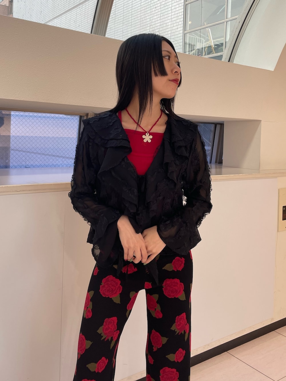 ブラック系のその他パンツ、ブラック系のシャツ/ブラウス、レッド系のキャミソールを着用したレディースの春コーディネートの4枚目の写真