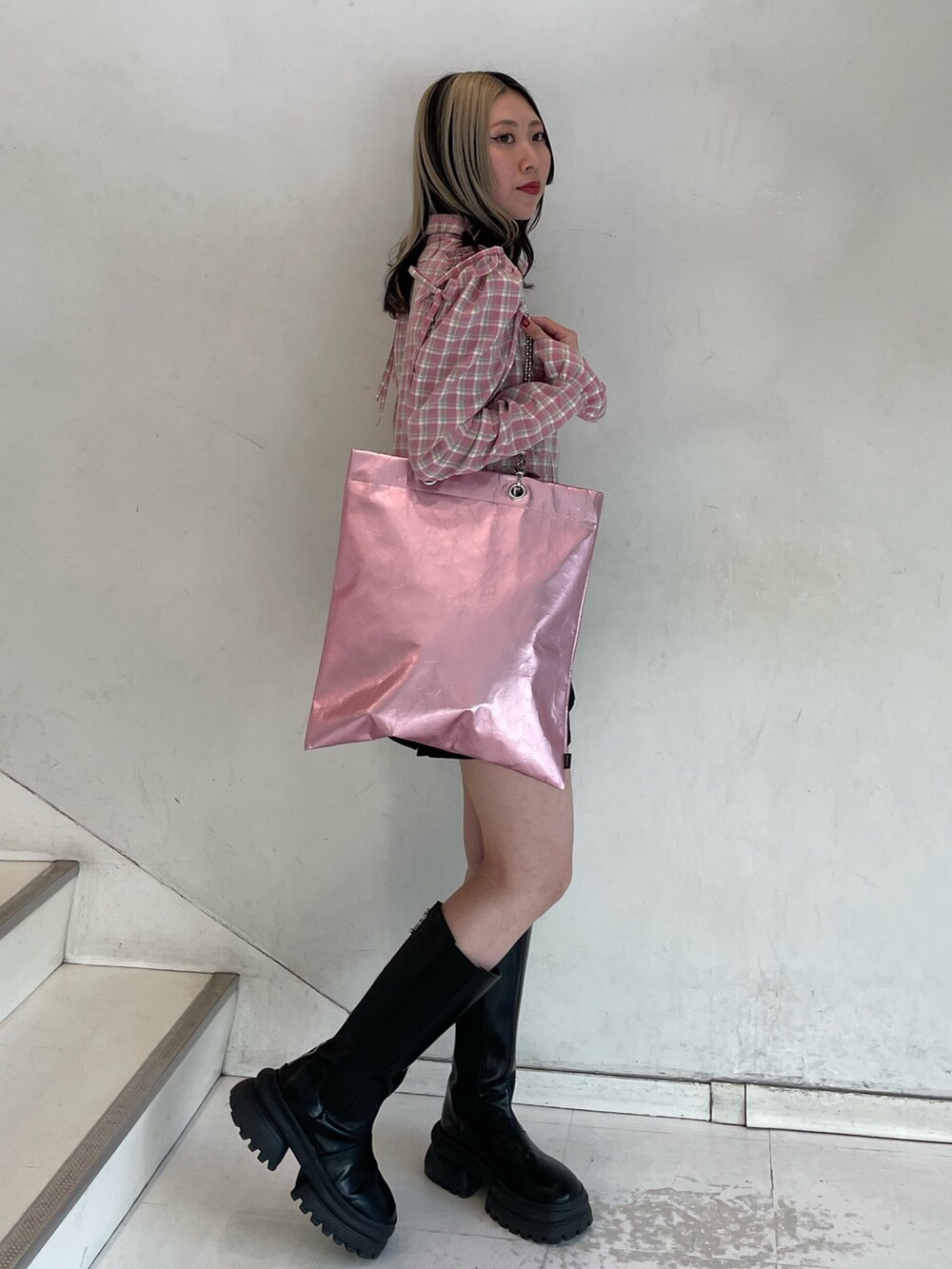 ブラック系のスカート、ピンク系のシャツ/ブラウス、ピンク系のトートバッグを着用したレディースの冬コーディネートの3枚目の写真