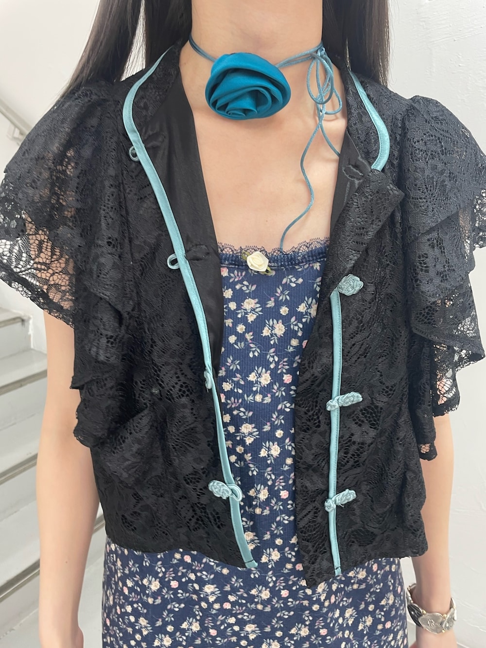 「jouetie、jouetiefashionista、jouetie_ootd、jouetieコーデ、jouetie ワンピース、キャミワンピ、花柄ワンピース、チャイナシャツ、チャイナブラウス、おでかけコーデ、夏服、お洒落さんとつながりたい、フリルトップス、チャイナ」｜「jouetieのフラワーカットキャミワンピース（ワンピース、ブルー系）」を使った、RINOさん（レディース・156cm）の春コーディネートの6枚目の写真