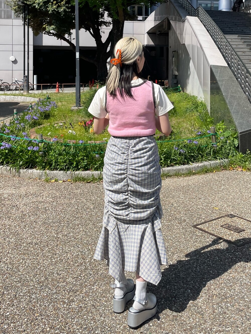ピンク系のタンクトップ、シルバー系のサンダル、ホワイト系のTシャツ/カットソーを着用したレディースの春コーディネートの4枚目の写真