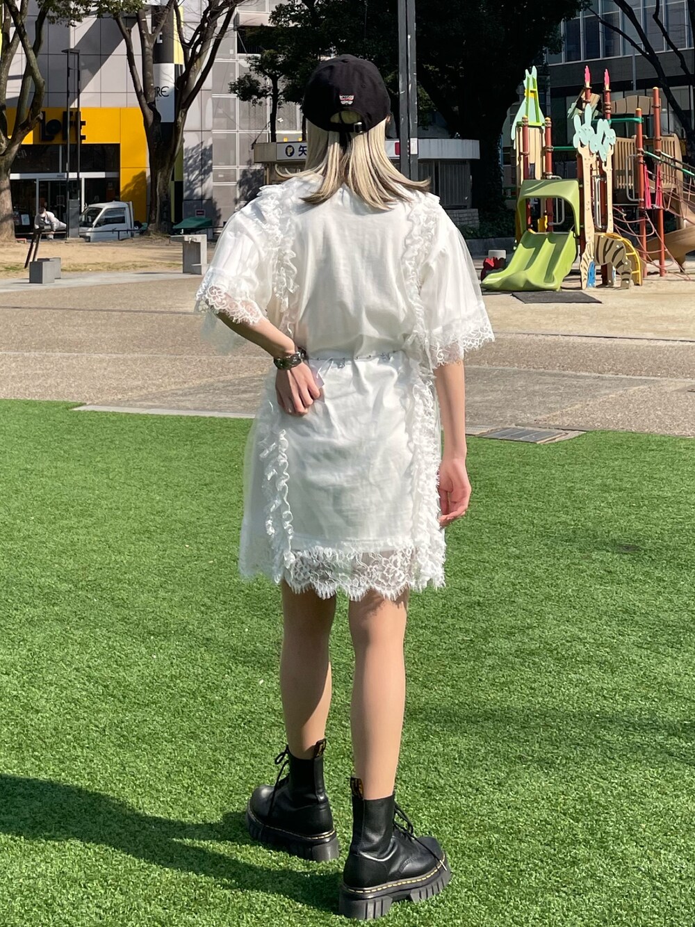 ホワイト系のワンピース、シルバー系のベルト、シルバー系のネックレスを着用したレディースの春コーディネートの4枚目の写真