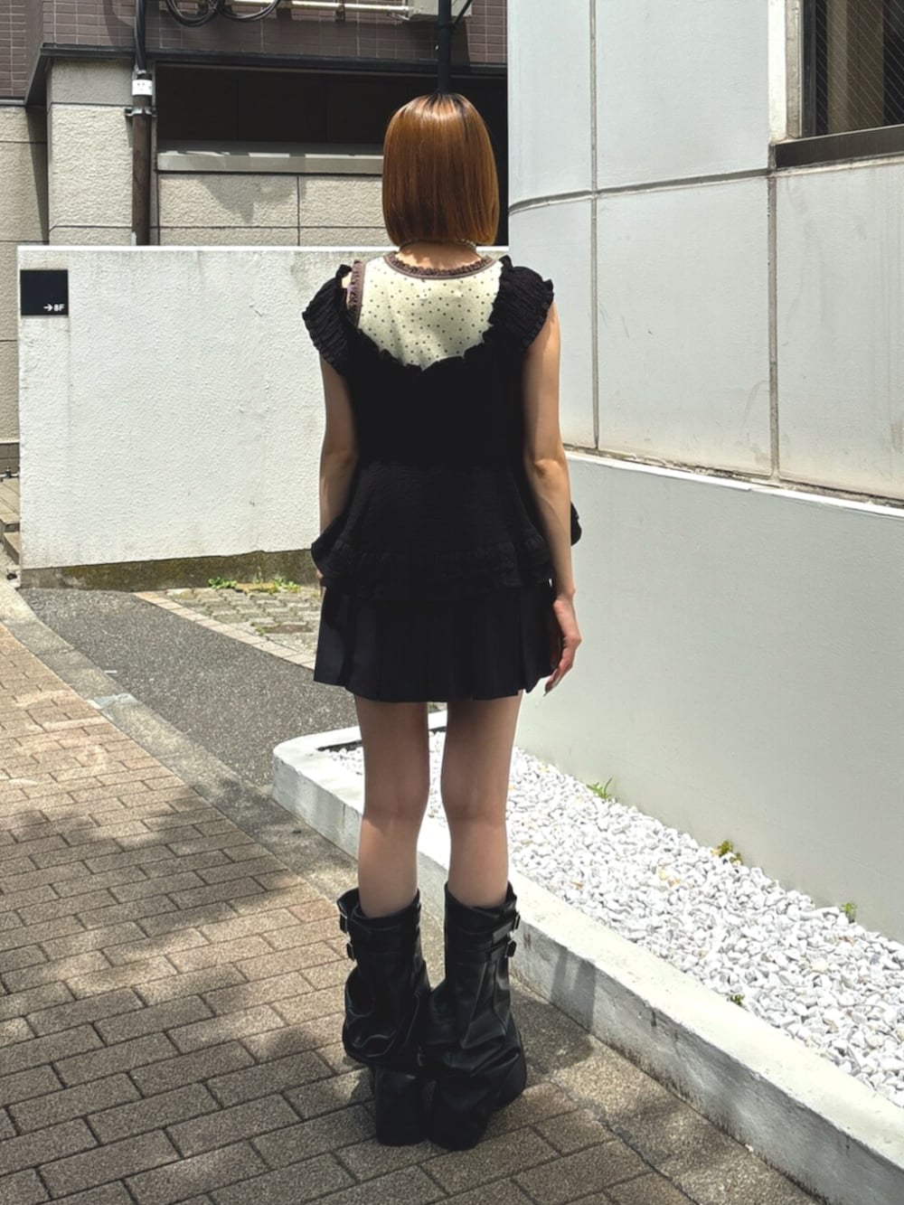 ブラック系のサンダル、ブラック系のシャツ/ブラウス、ブラック系のスカートを着用したレディースの夏コーディネートの4枚目の写真