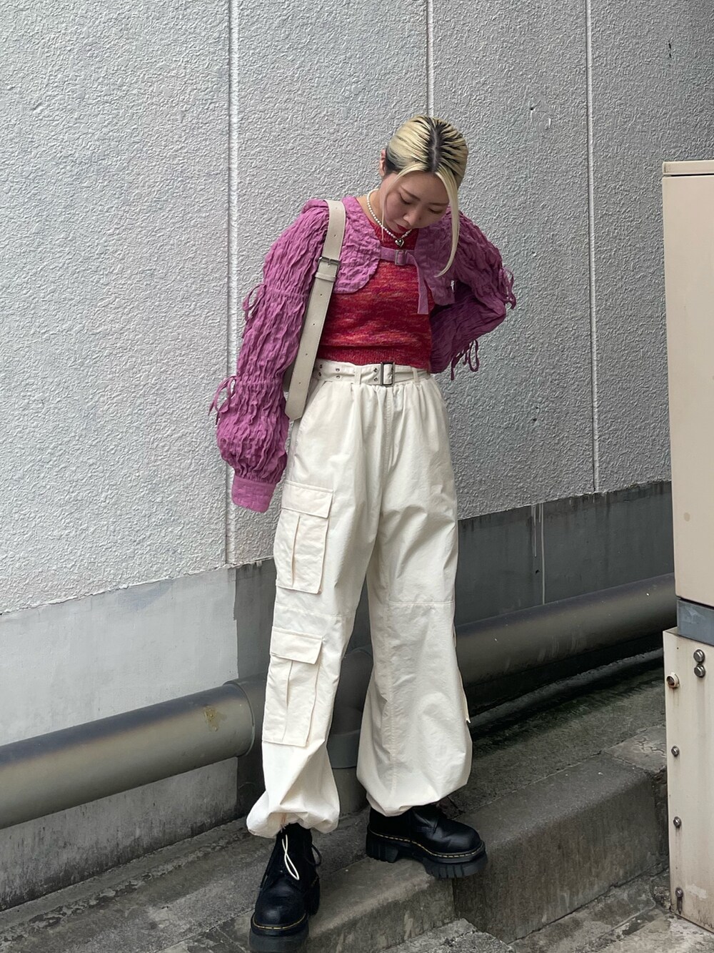 ホワイト系のその他パンツ、ピンク系のタンクトップ、ホワイト系のショルダーバッグを着用したレディースの春コーディネートの3枚目の写真