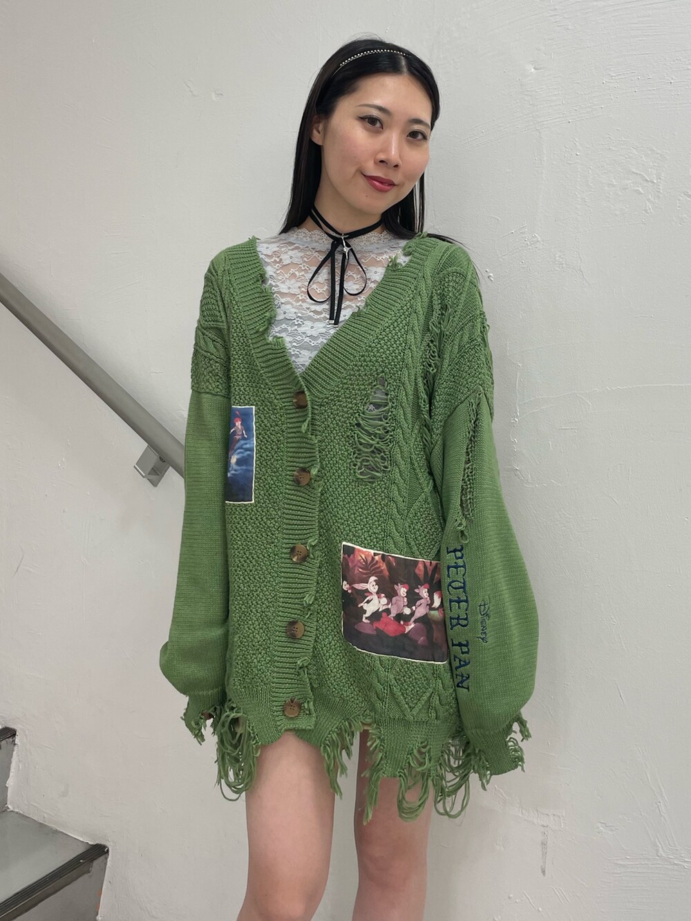 グリーン系のカーディガン/ボレロ、ベージュ系のスカート、ブルー系のTシャツ/カットソーを着用したレディースの夏コーディネートの6枚目の写真