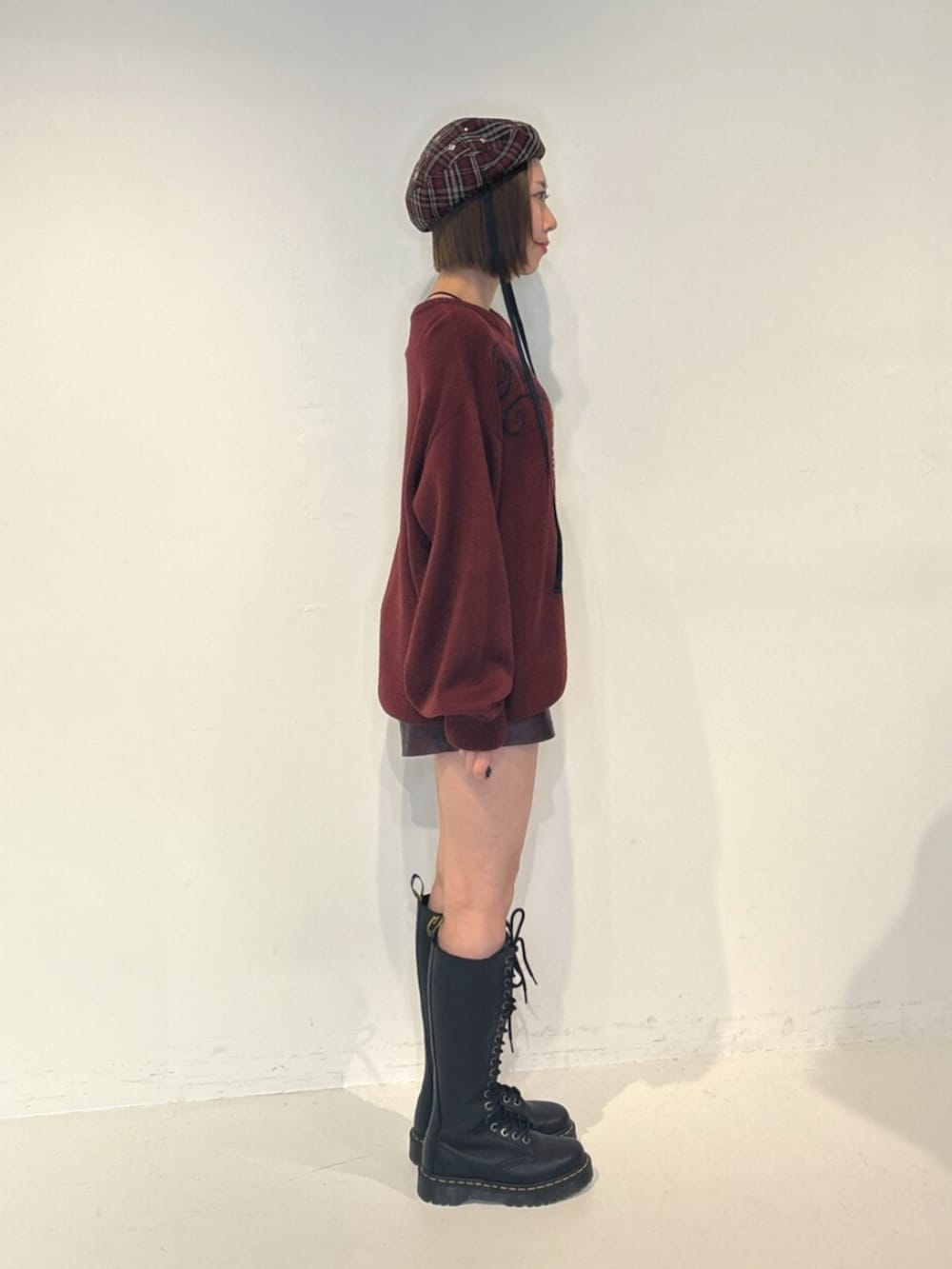 レッド系のその他パンツ、レッド系のニット/セーター、レッド系のハンチング/ベレー帽を着用したレディースの夏コーディネートの3枚目の写真