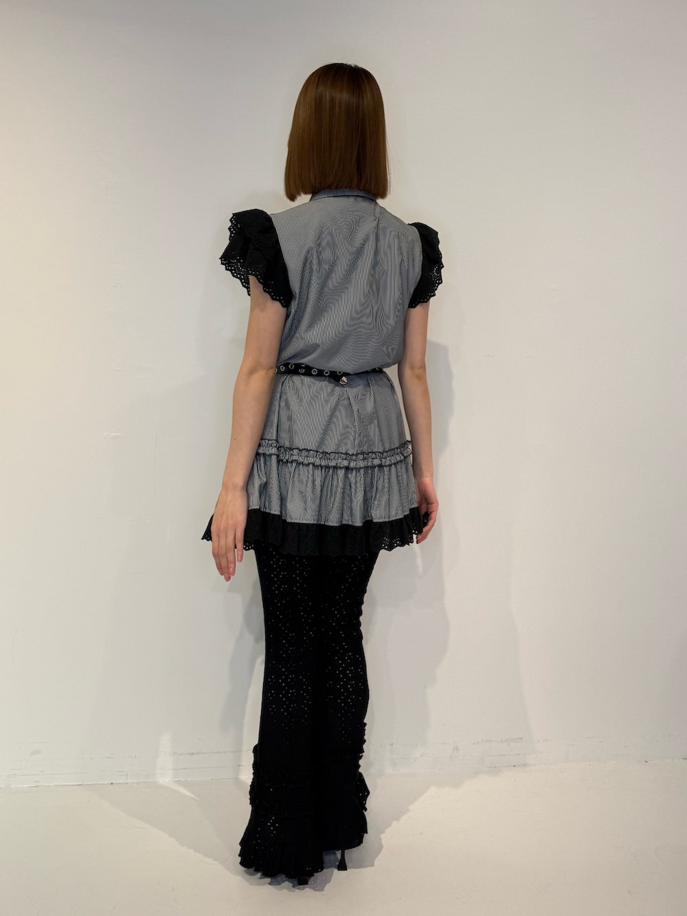 ブラック系のシャツ/ブラウス、グレー系のネクタイ、ブラック系のその他パンツを着用したレディースの春コーディネートの4枚目の写真