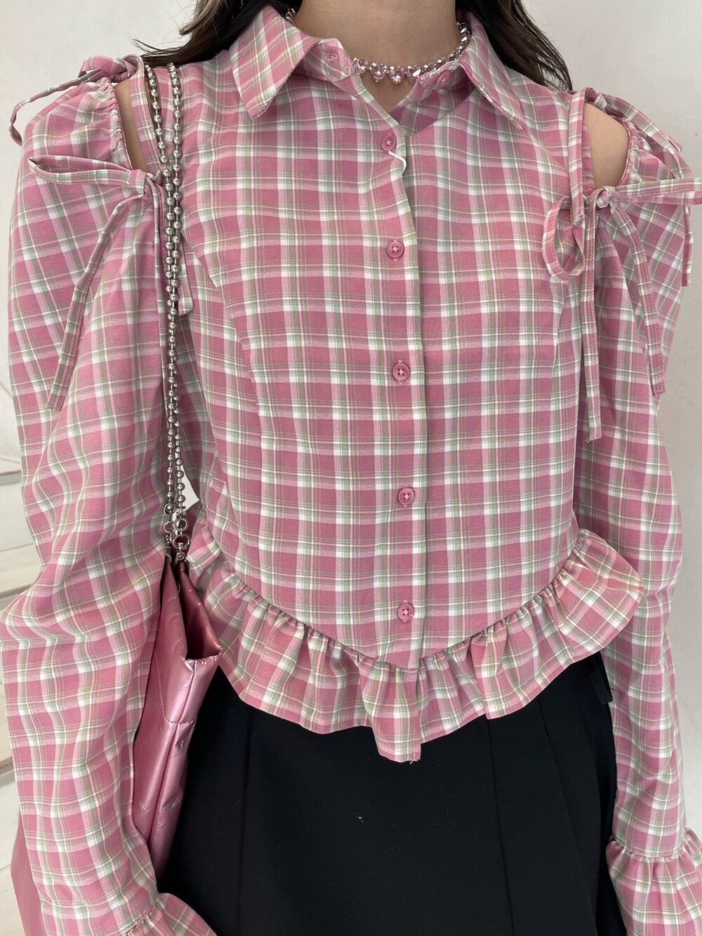 ブラック系のスカート、ピンク系のシャツ/ブラウス、ピンク系のトートバッグを着用したレディースの冬コーディネートの7枚目の写真