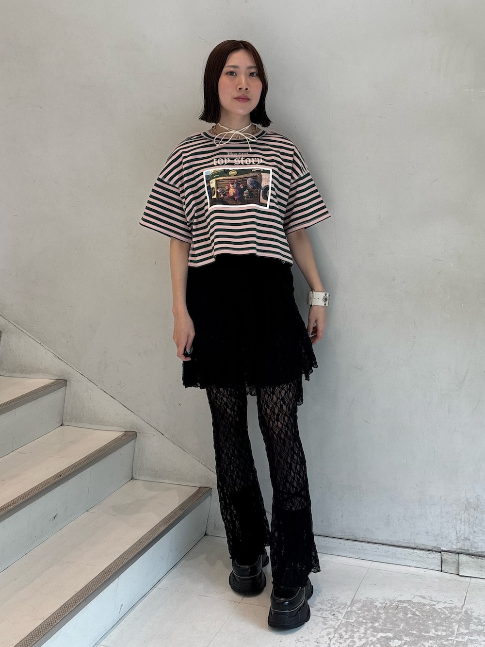 「jouetie、jouetiefashionista、jouetie_ootd、jouetieコーデ、ジュエティ、ジュエティ(jouetie)、ジュエティコーデ、ディズニーシー、ディズニーシーコーデ、ディズニー、ディズニーコーデ、ディズニーランド、トイストーリー、トイストーリーコーデ」｜「jouetieのラップレイヤードレースパンツ（その他パンツ、ブラック系）」を使った、RINOさん（骨格ウェーブ・レディース・156cm）の春コーディネートの2枚目の写真