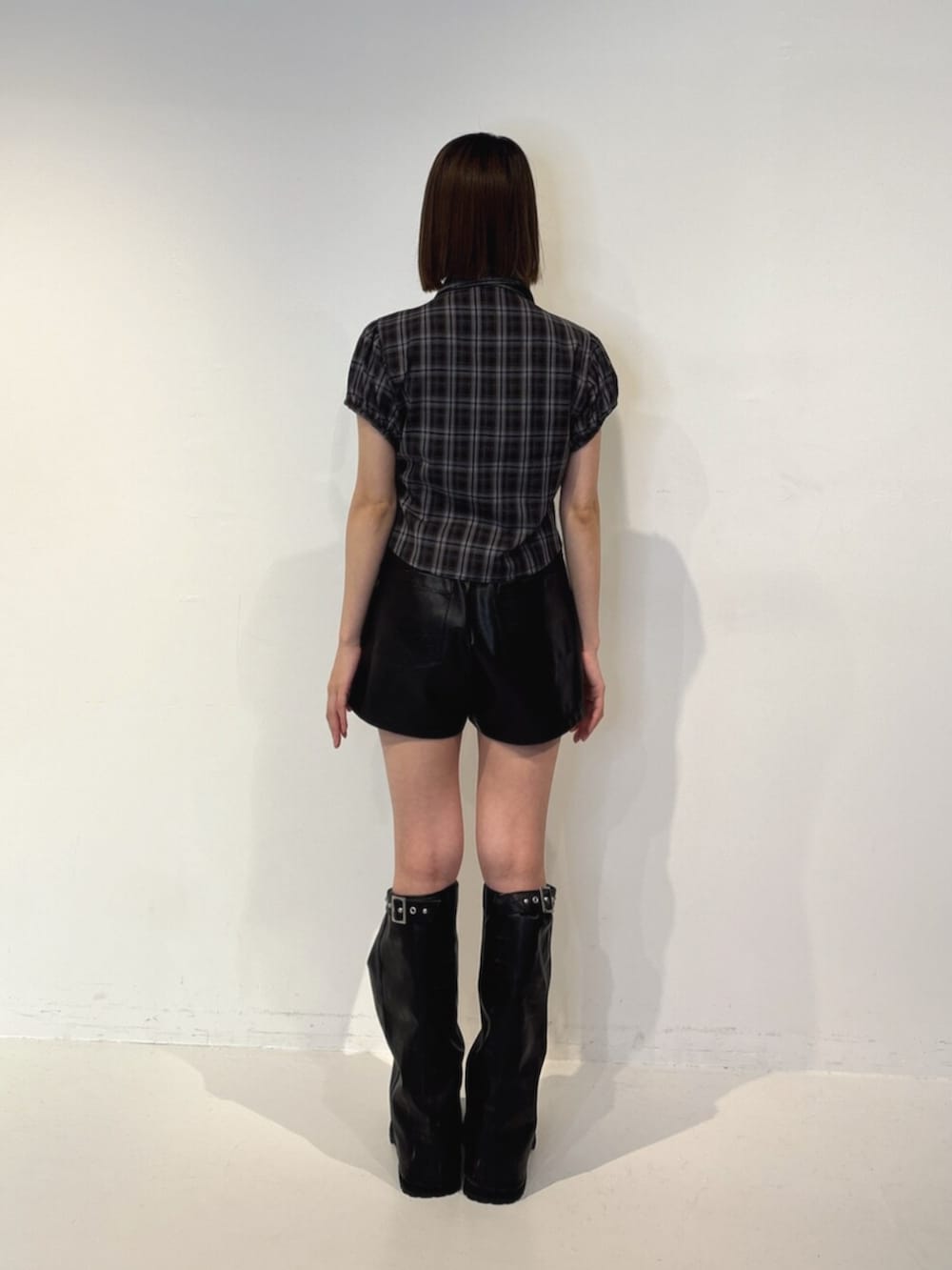 ブラック系のブーツ、ブラック系のその他パンツ、ブラウン系のシャツ/ブラウスを着用したレディースの夏コーディネートの4枚目の写真