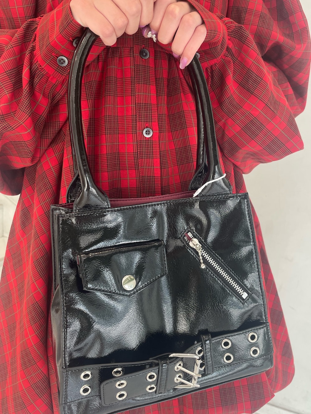 「jouetie、jouetiefashionista、jouetie_ootd、jouetieコーデ、ジュエティ、ジュエティ(jouetie)、ジュエティコーデ、チェック、FRUITS ZIPPER、ブーツ、赤チェック、赤チェックワンピース、秋コーデ、デートコーデ」｜「jouetieのライダースハンドBAG（ハンドバッグ、ブラック系）」を使った、RINOさん（レディース・156cm）の秋コーディネートの9枚目の写真