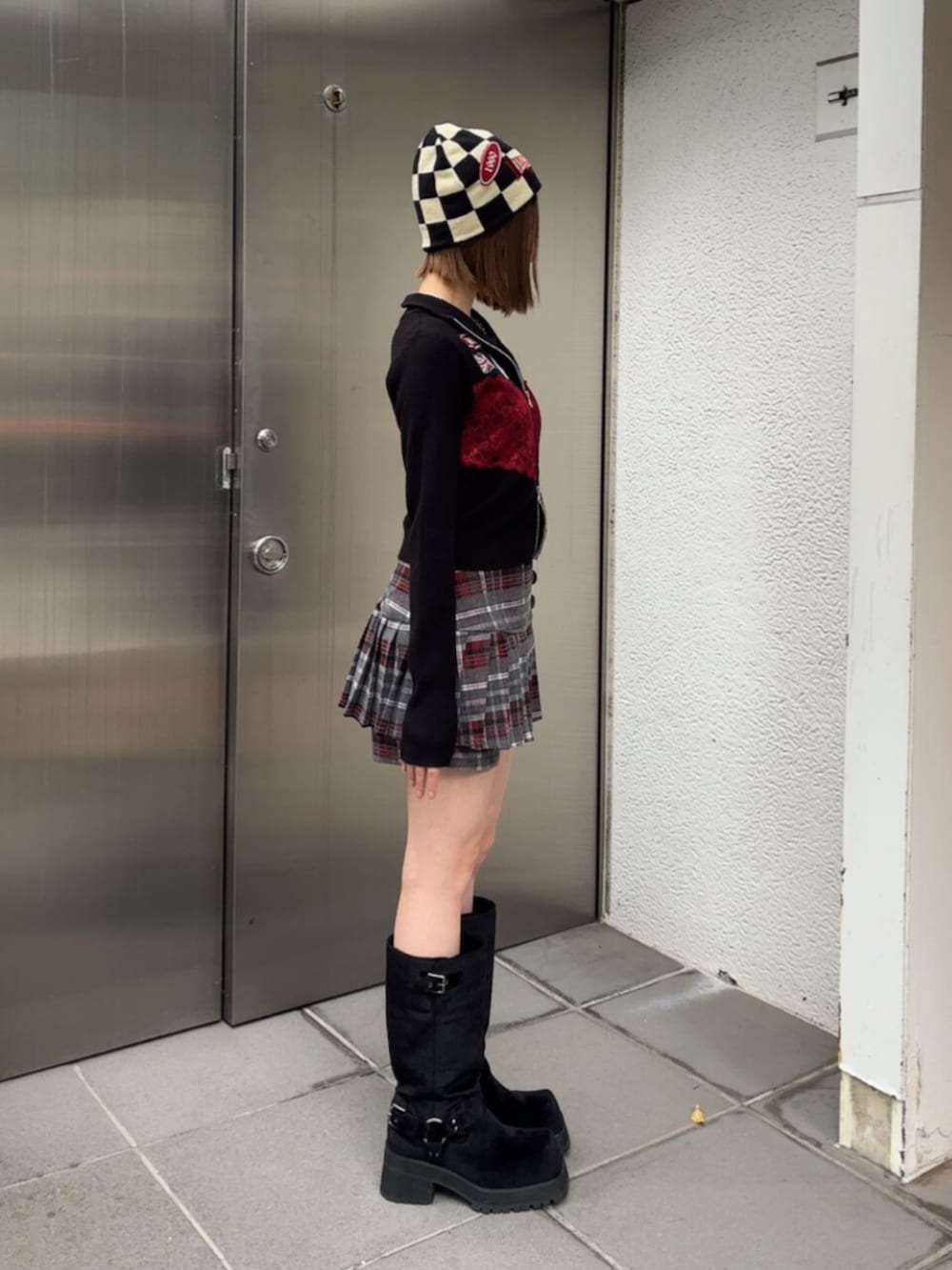 ブラック系のブーツ、グレー系のその他パンツ、ブラック系のカーディガン/ボレロを着用したレディースの秋コーディネートの3枚目の写真