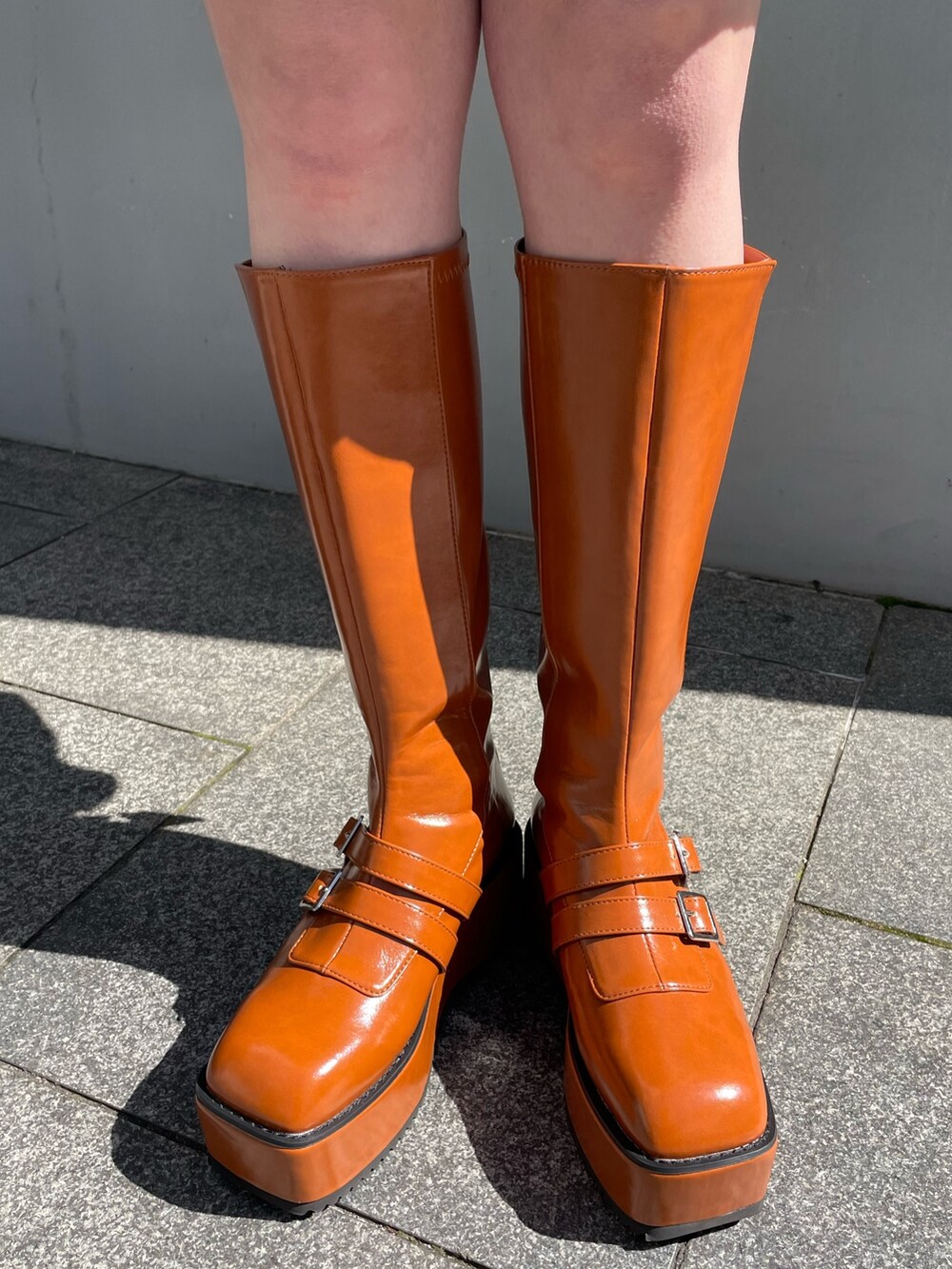 ホワイト系のその他パンツ、パープル系のタンクトップ、ブルー系のシャツ/ブラウスを着用したレディースの春コーディネートの10枚目の写真