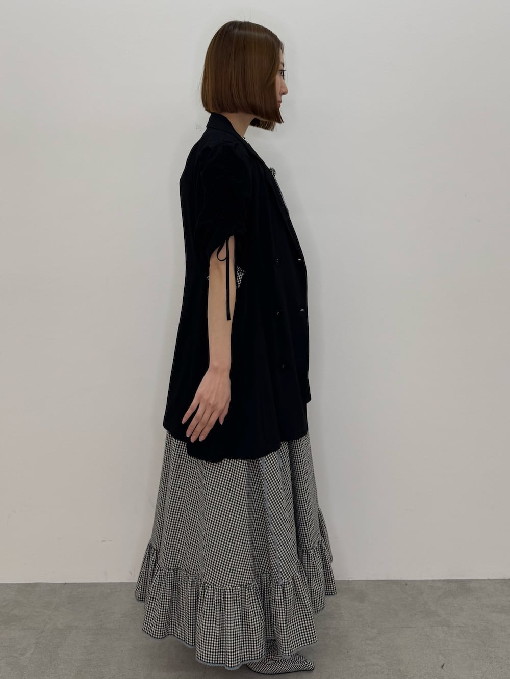 ブラック系のワンピース、ブラック系のワンピース、ブラック系のパンプスを着用したレディースの春コーディネートの3枚目の写真