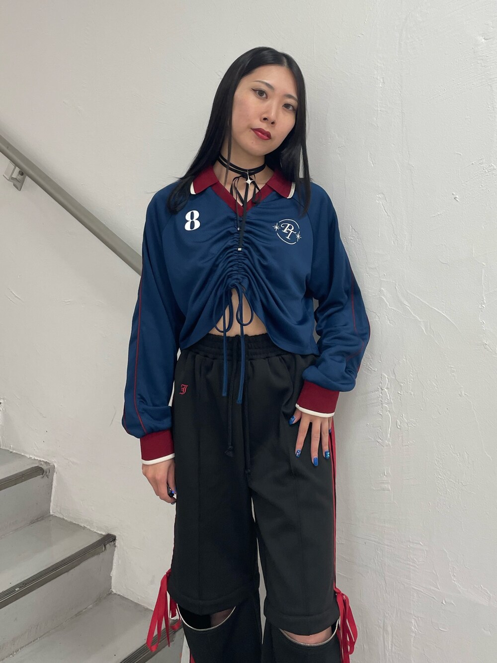 ブラック系のその他パンツ、ブルー系のTシャツ/カットソー、ブラック系のパンプスを着用したレディースの夏コーディネートの6枚目の写真