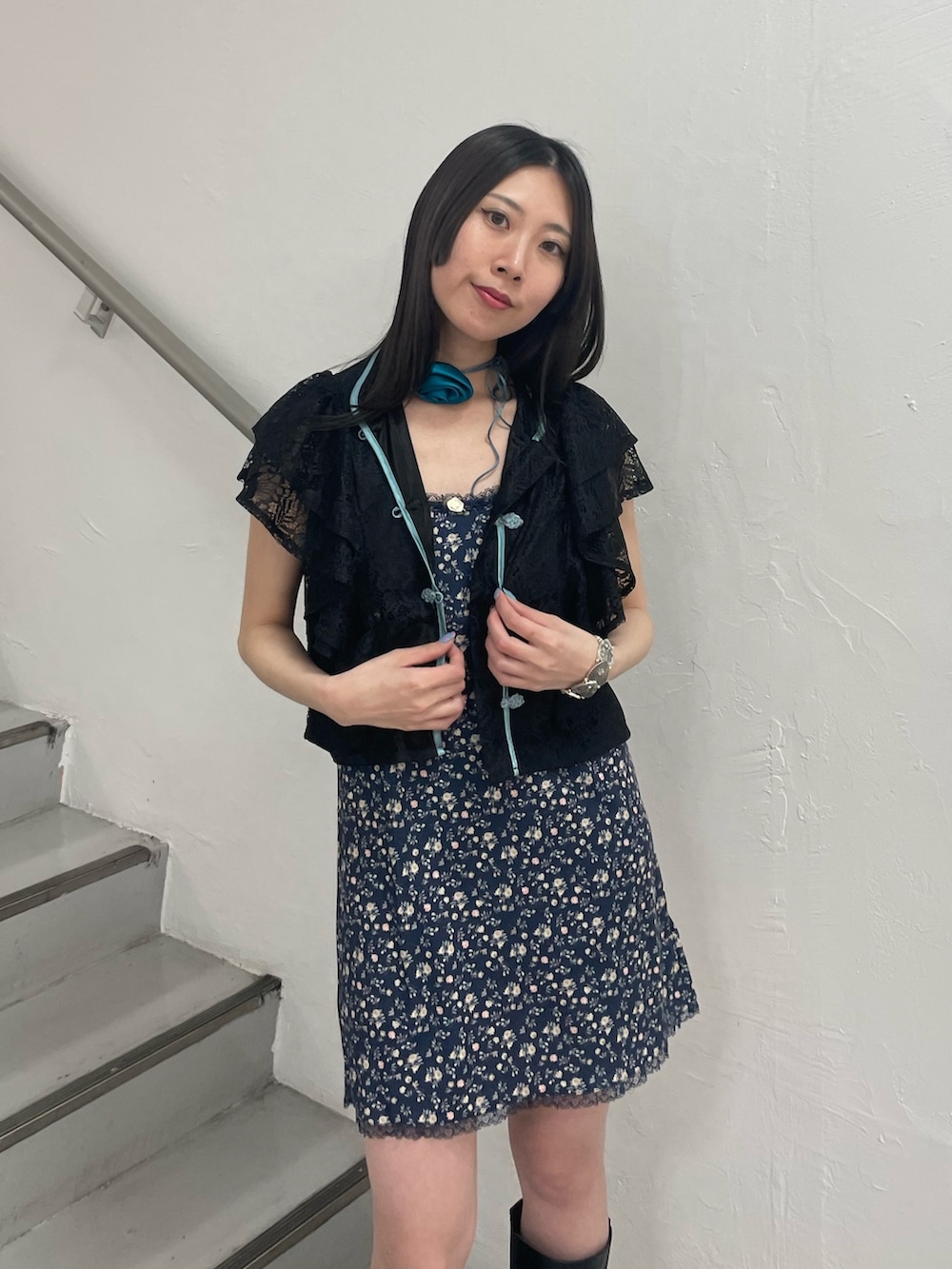 「jouetie、jouetiefashionista、jouetie_ootd、jouetieコーデ、jouetie ワンピース、キャミワンピ、花柄ワンピース、チャイナシャツ、チャイナブラウス、おでかけコーデ、夏服、お洒落さんとつながりたい、フリルトップス、チャイナ」｜「jouetieのフラワーカットキャミワンピース（ワンピース、ブルー系）」を使った、RINOさん（レディース・156cm）の春コーディネートの4枚目の写真