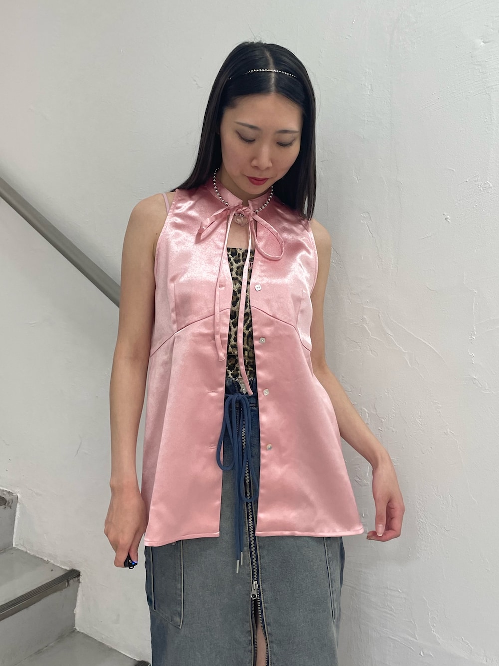 ブルー系のデニムスカート、ブラウン系のキャミソール、ピンク系のシャツ/ブラウスを着用したレディースの夏コーディネートの5枚目の写真