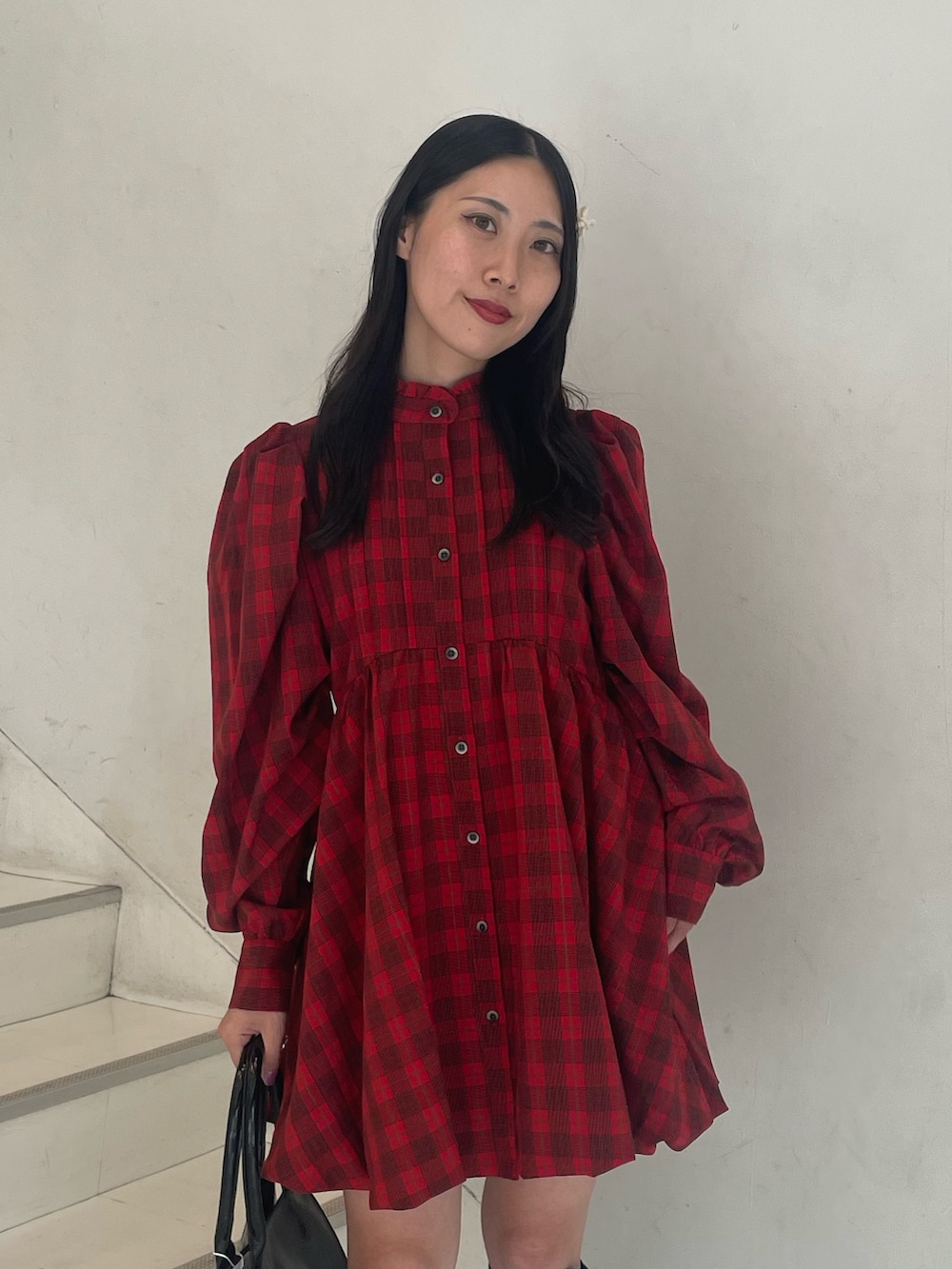 「jouetie、jouetiefashionista、jouetie_ootd、jouetieコーデ、ジュエティ、ジュエティ(jouetie)、ジュエティコーデ、チェック、FRUITS ZIPPER、ブーツ、赤チェック、赤チェックワンピース、秋コーデ、デートコーデ」｜「jouetieのライダースハンドBAG（ハンドバッグ、ブラック系）」を使った、RINOさん（レディース・156cm）の秋コーディネートの5枚目の写真