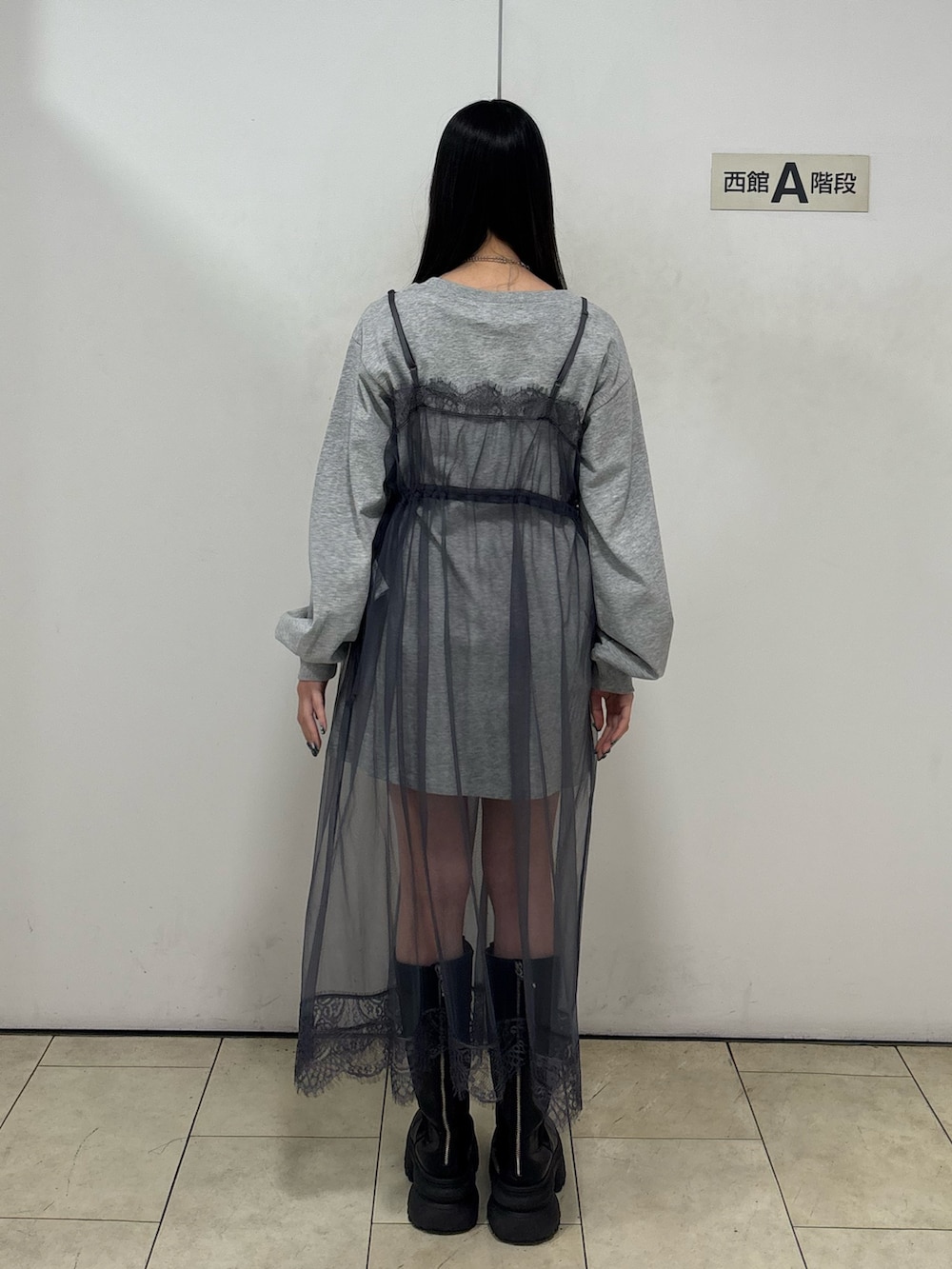 グレー系のワンピース、シルバー系のネックレスを着用したレディースの春コーディネートの4枚目の写真