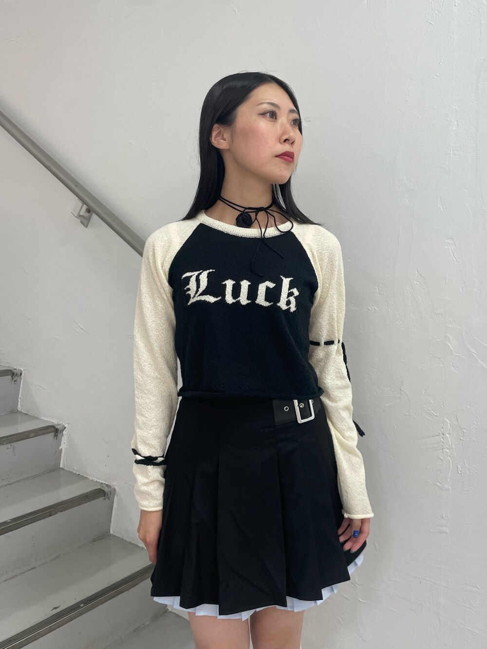 ブラック系のスカート、ブラック系のパンプス、ブラック系のニット/セーターを着用したレディースの夏コーディネートの6枚目の写真