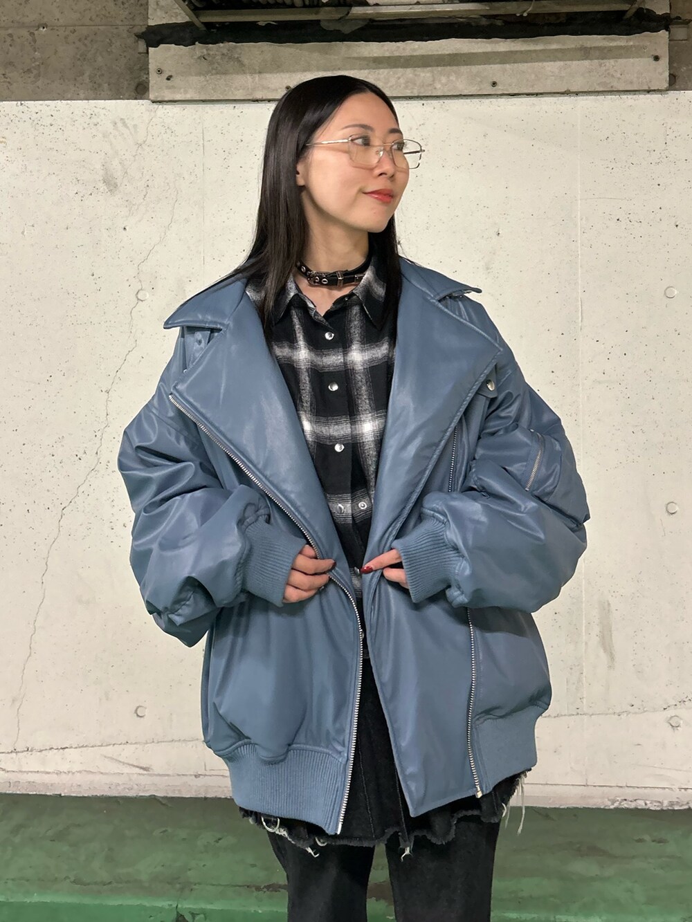 ブラック系のその他パンツ、ブルー系のブルゾン、ブラック系のシャツ/ブラウスを着用したレディースの秋コーディネートの6枚目の写真