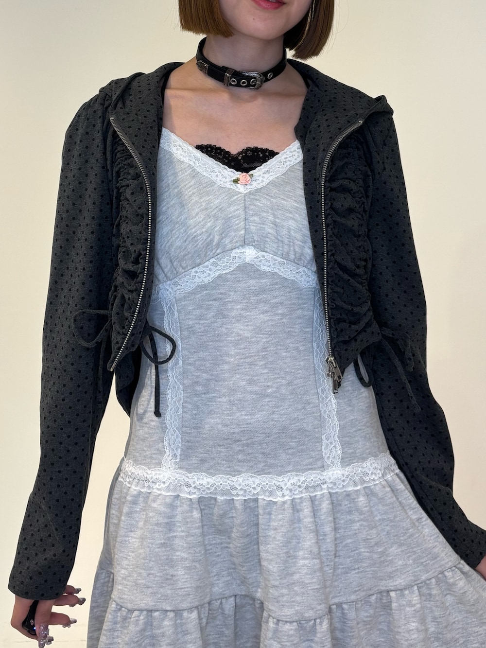 ブラック系のパーカー、グレー系のワンピース、ブラック系のブーツを着用したレディースの冬コーディネートの6枚目の写真