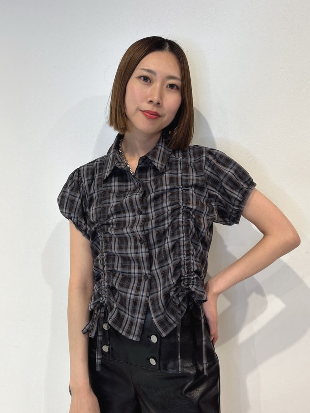 ブラック系のブーツ、ブラック系のその他パンツ、ブラウン系のシャツ/ブラウスを着用したレディースの夏コーディネートの5枚目の写真