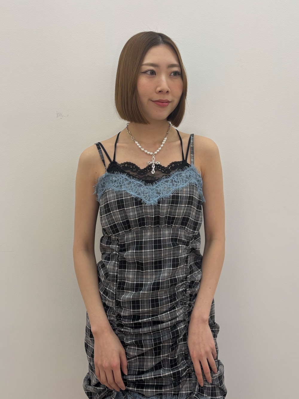 ブラック系のパンプス、グレー系のその他パンツ、ブラック系のワンピースを着用したレディースの春コーディネートの5枚目の写真